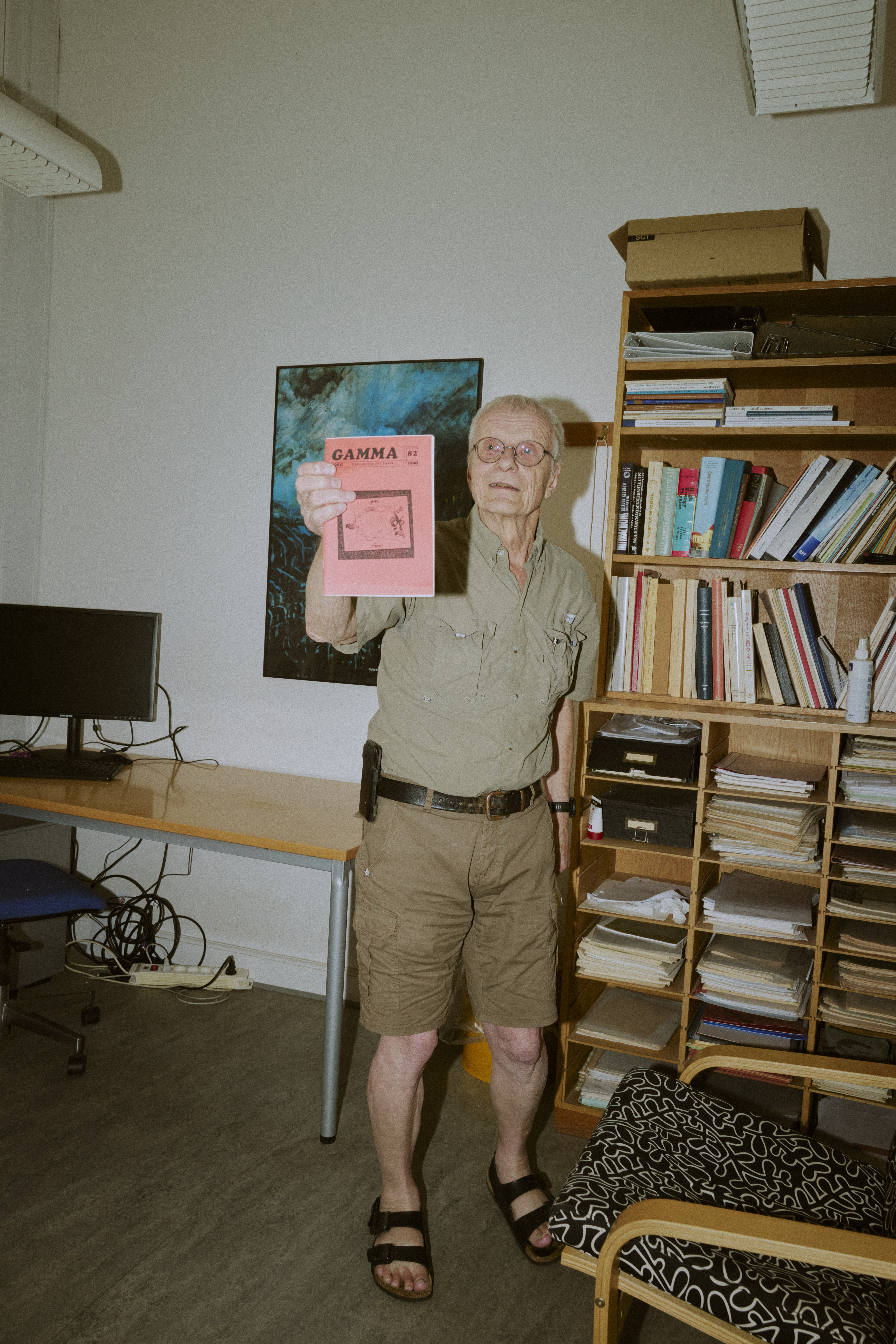 Lektor emeritus Hans Bøggild viser frem fra gemmerne på det lille, men rydelige kontor ved siden af kaffemaskinen. Her en udgave af det fysiske tidsskrift Gamma fra 1970'erne.