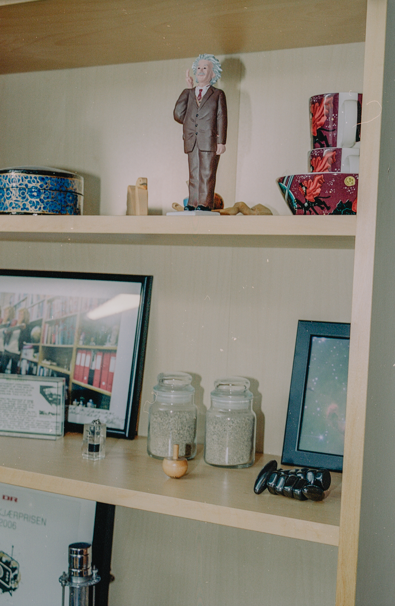 Albert Einstein står med løftet tankefinger lige overfor Anja C. Andersen arbejdsstation.