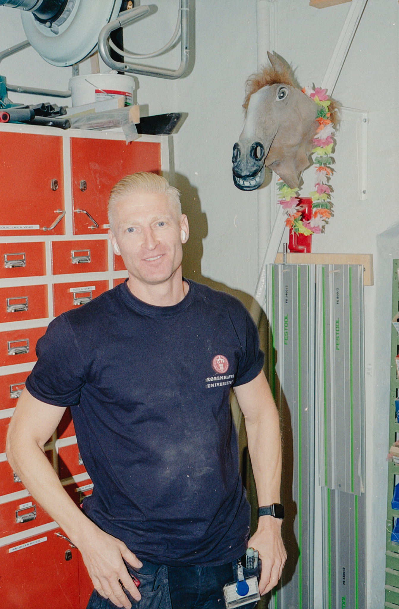 The horse’s head is a prop from one of the students' Thursday parties, which was lying around somewhere on a Friday morning. Now it has new life as a hunting trophy at the workshop.