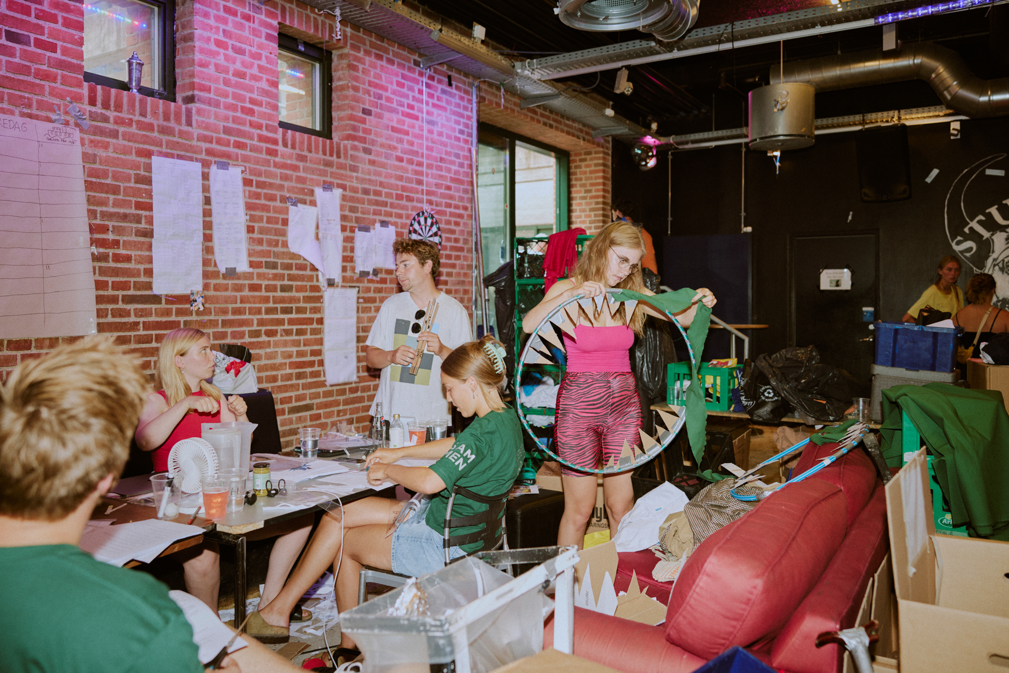 I fem uger over sommeren saver, skruer og klippeklistrer rusvejlederne sig frem til det perfekte teater. 