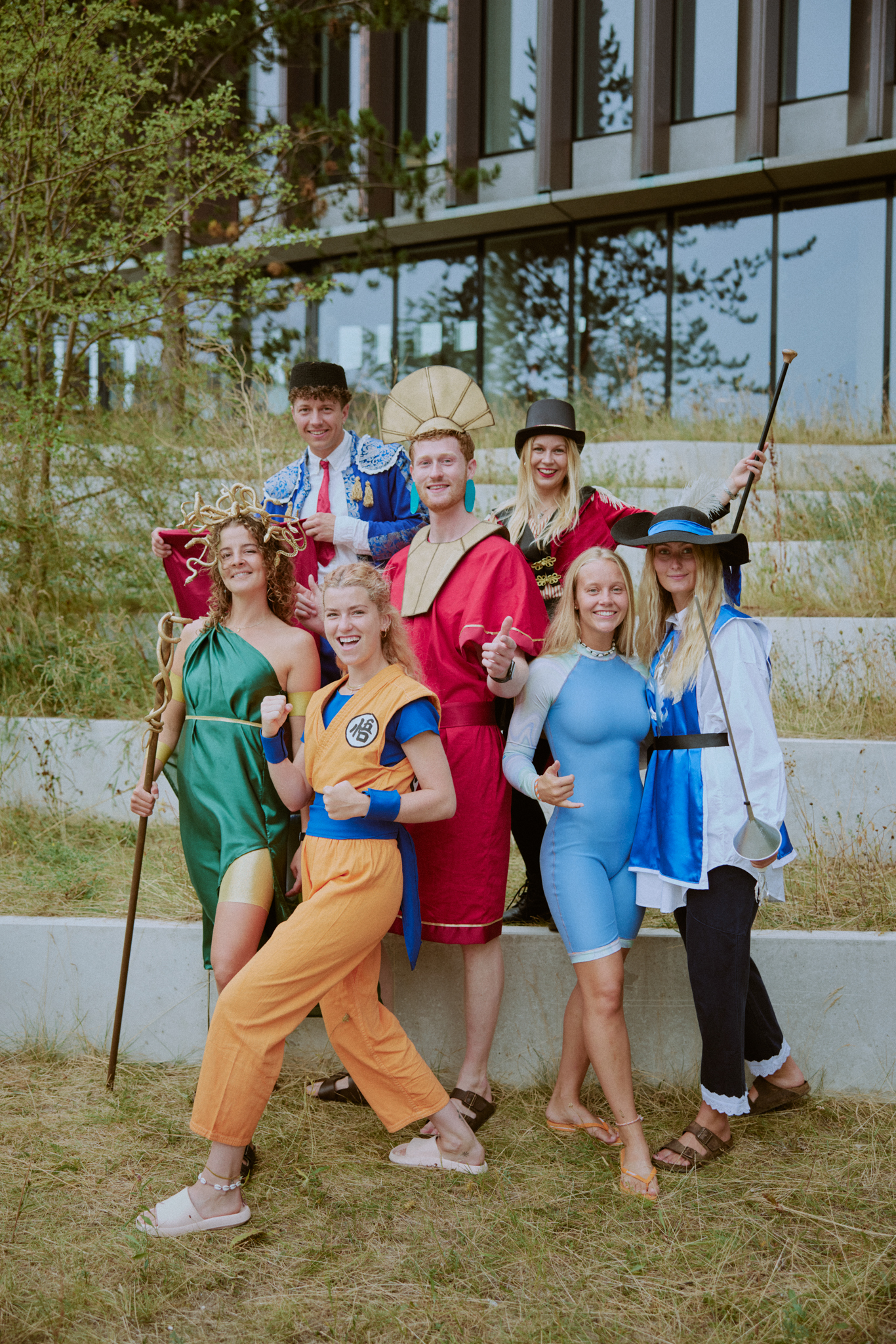 Hver af Medicins syv rusgrupper har et tema. De står selv for at opdrive eller lave alle kostumer og rekvisitter.