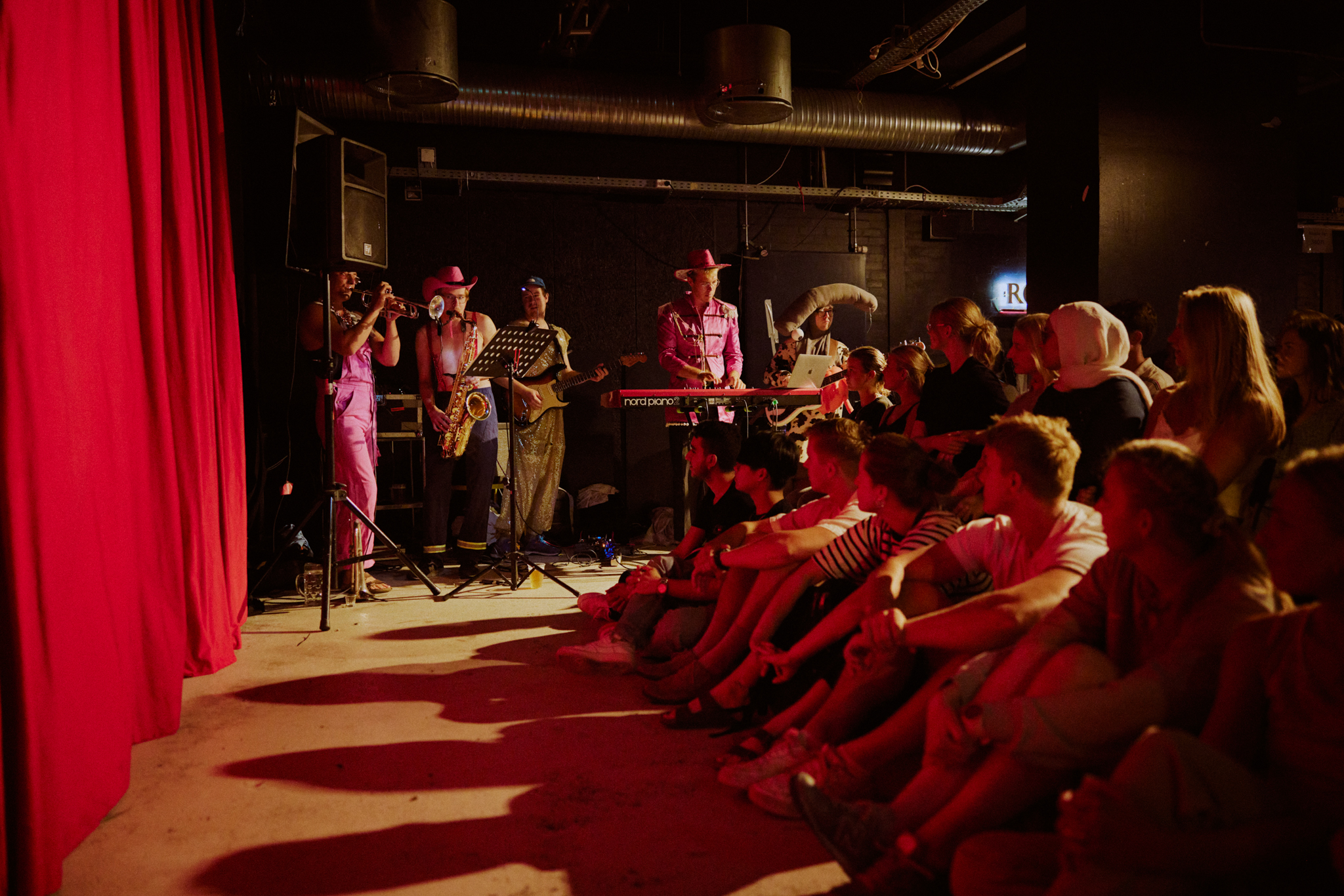 Efter den store ankomst opfører rusvejlederne en kort revy for de nye russer med dertilhørende liveband.