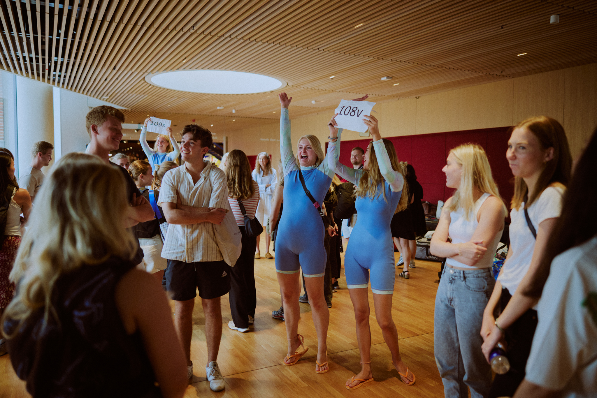 Rusvejlederne samler deres rusgrupper i Panum foyer.