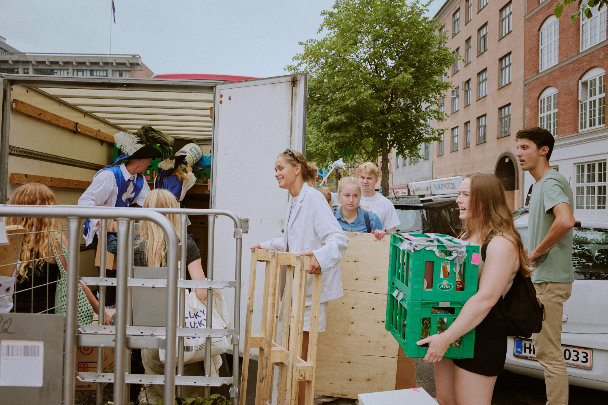 Rusvejlederne guider de kommende studerende fra kælderen til bussen. Alle rekvisitter, kaduser og oplæg skal pakkes.