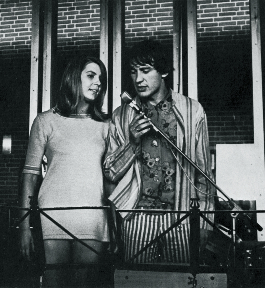 Tania Ørum på Louisiana under en oplæsning af ’konkret poesi’ med sin første mand, digteren Hans-Jørgen Nielsen i 1967. Hun læste engelsk på Københavns Universitet dengang, »men alt det, der foregik uden for forelæsningerne, var langt sjovere.«