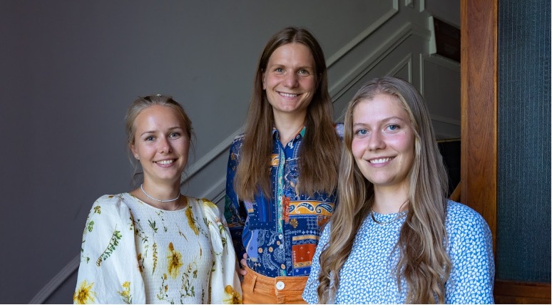 Mathilde Marie Brünnich Sloth (tv) og Emma Neble Larsen (th) udgav en forskningsartikel med deres vejleder Terese Sara Høj Jørgensen. De havde ikke drømt om, hvor langt den nåede ud.