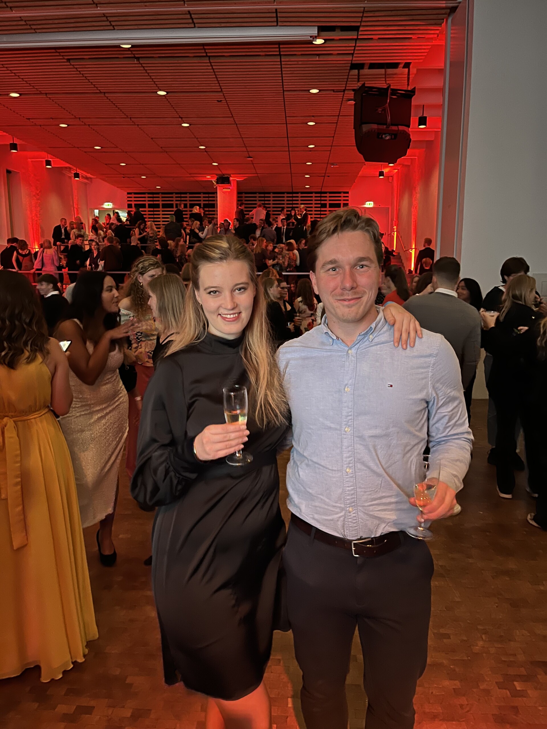 Cecilie Barrett og Steffen Sjørslev nøjes med at posere med boblerne