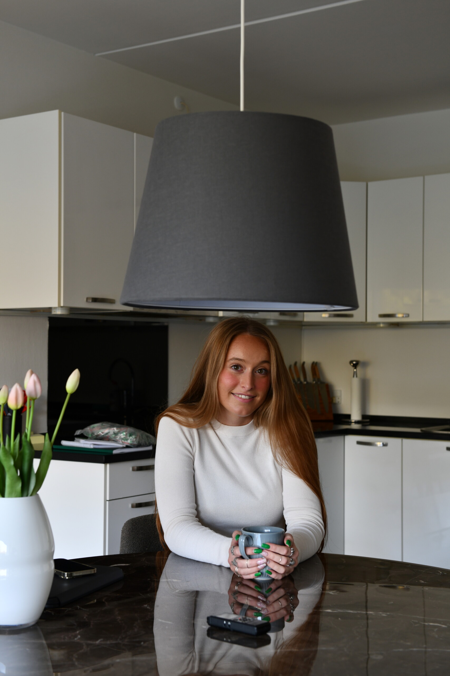 I efterårsferien fører Nicola Emily Larsen primært valgkamp på sociale medier fra sit hjem i Holte eller hjemme hos forældrene i Birkerød. 