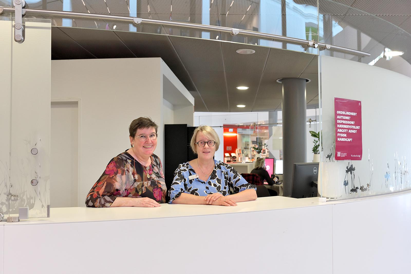 Carina Lundahl (tv) og Dorte Nørbjerg er de to medarbejdere fra Københavns Universitet, der sidder i helpdesken for at tale med studerende. De taler blandt andet med studerende, der har brug for hjælp til at skrive ansøgninger om at få ekstra SU-klip.
