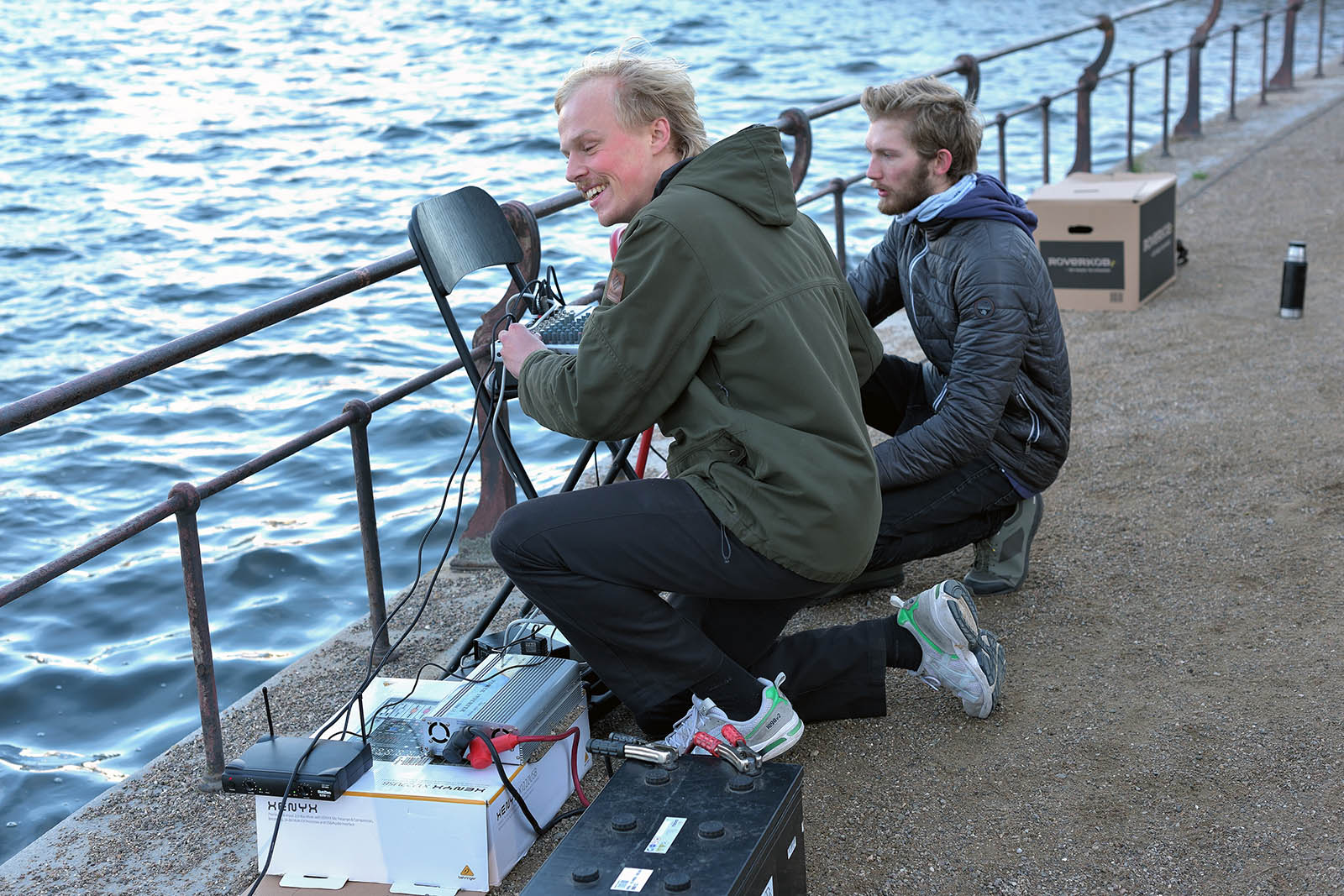 Marcus Foget Bøjer forrest og Kasper Sidenius bag ham. De var to ud af fem aktivister, der stod for lyden. Der var stillet højttalere op på bredden, så alle kunne høre, hvad der blev sagt ude på tømmerflåden.