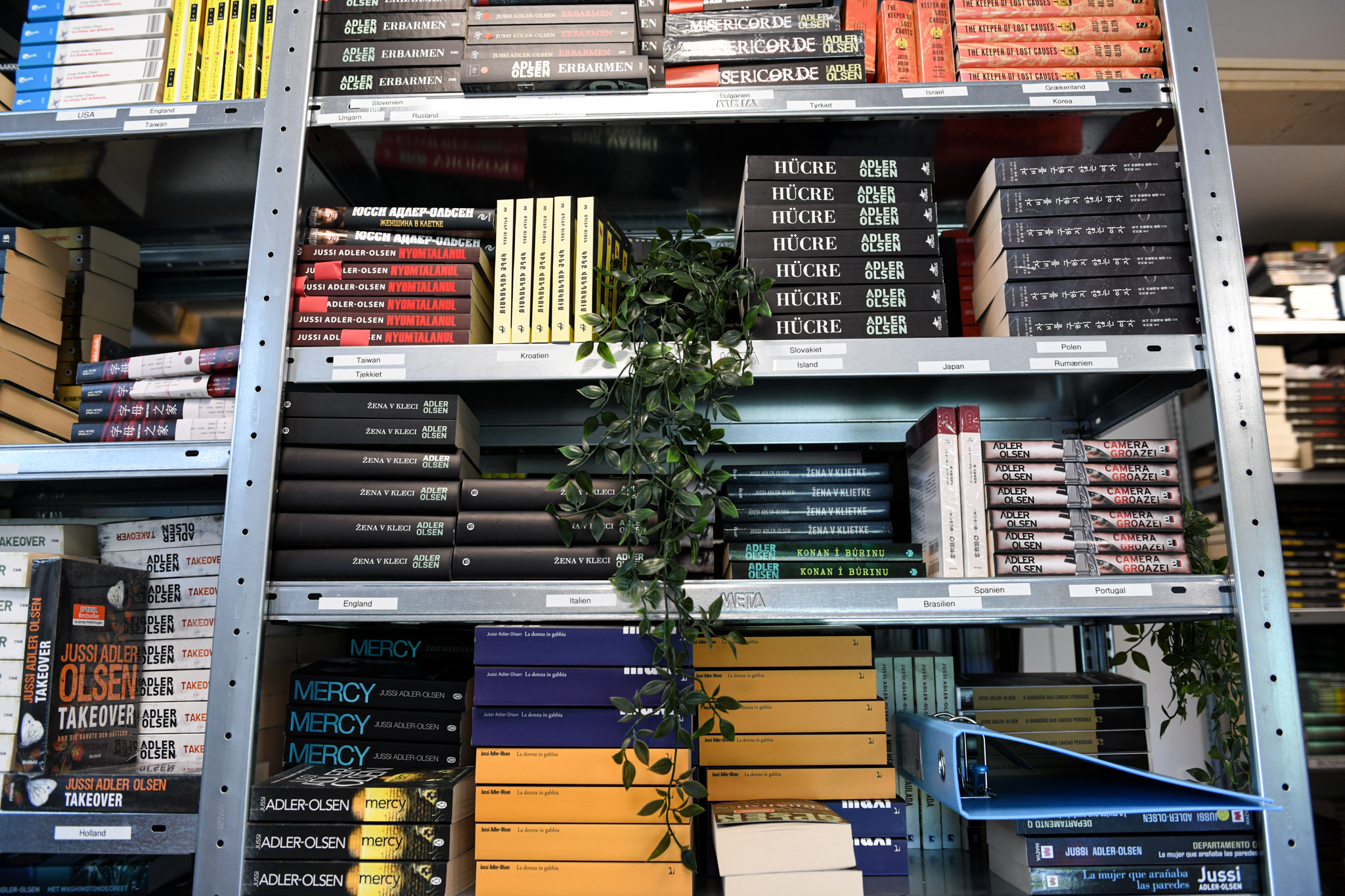 I bygningen hvor Jussi Adler-Olsen har kontor, holder han et lager med forskellige oversættelser af sit forfatterskab. Bøgerne er primært forbeholdt journalister fra hele verden.