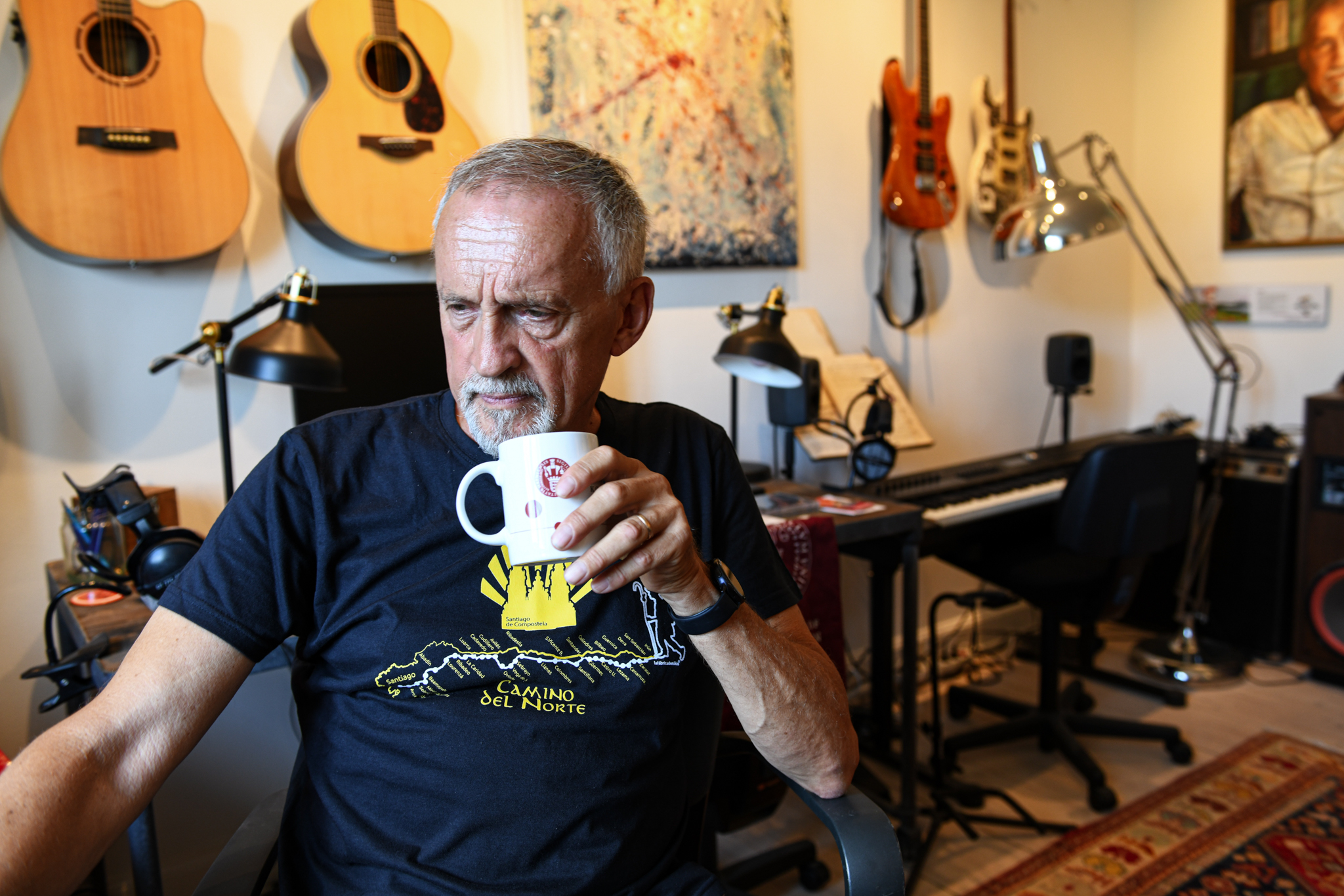 Jussi Adler-Olsen i sit herreværelse. Rummet er fyldt med musikinstrumenter, fordi han også komponerer, og blandt andet har været med til at skabe musikken til tegnefilmen Valhalla fra 1986. 