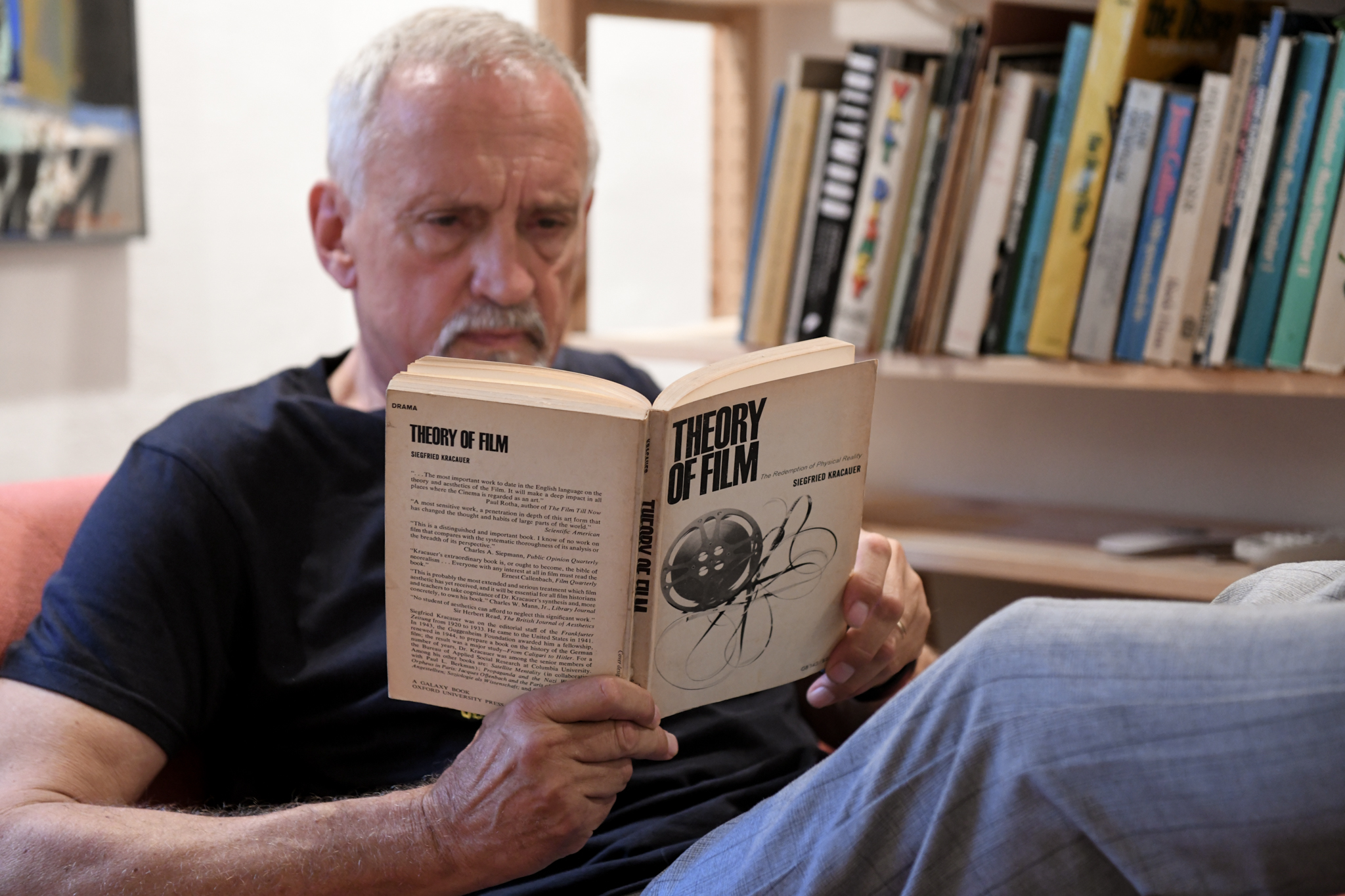 Jussi Adler-Olsen har stadig mange af sine gamle studiebøger stående på hylden derhjemme. Her sidder han med 'Theory of Film' af Siegfried Kracauer, som han brugte meget under sin tid på filmvidenskab. 