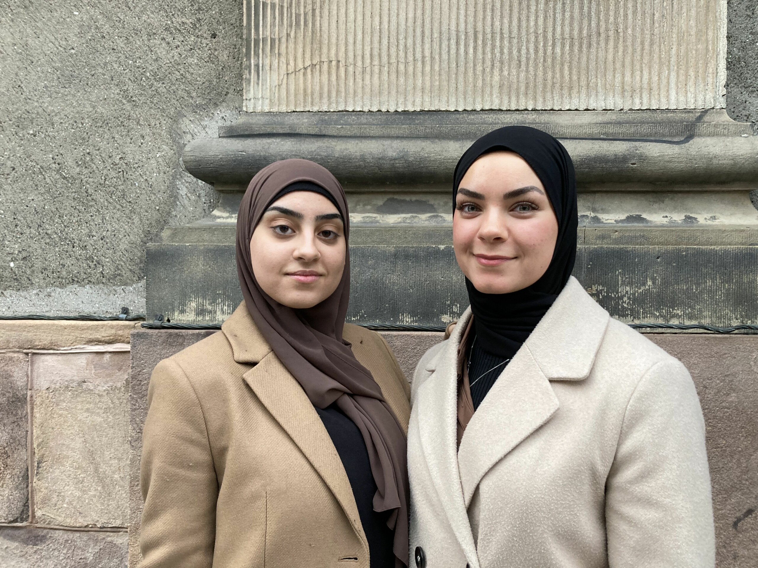 Alzahraa Alnashi (th.) føler hun er blevet klogere efter debatten. Hun synes, Pia Olsen Dyhr (SF) havde nogle gode pointer – særligt på uddannelsesområdet. Nu overvejer hun at stemme på SF. 