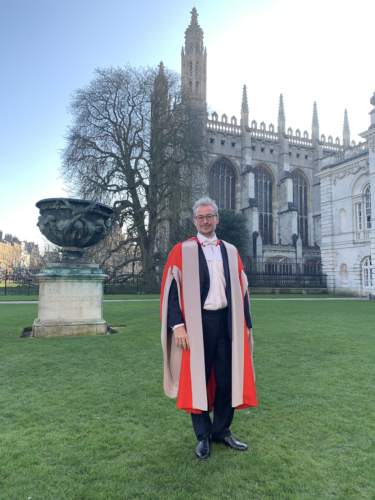 »Hver aften, når jeg går til middag på college, har jeg slips, blazer og kappe på. Når man skal til fest, bærer man smoking og den røde doktorkappe. Jeg elsker det. I Danmark ligger ridderkorset og støver, men jeg bruger det i Cambridge.«