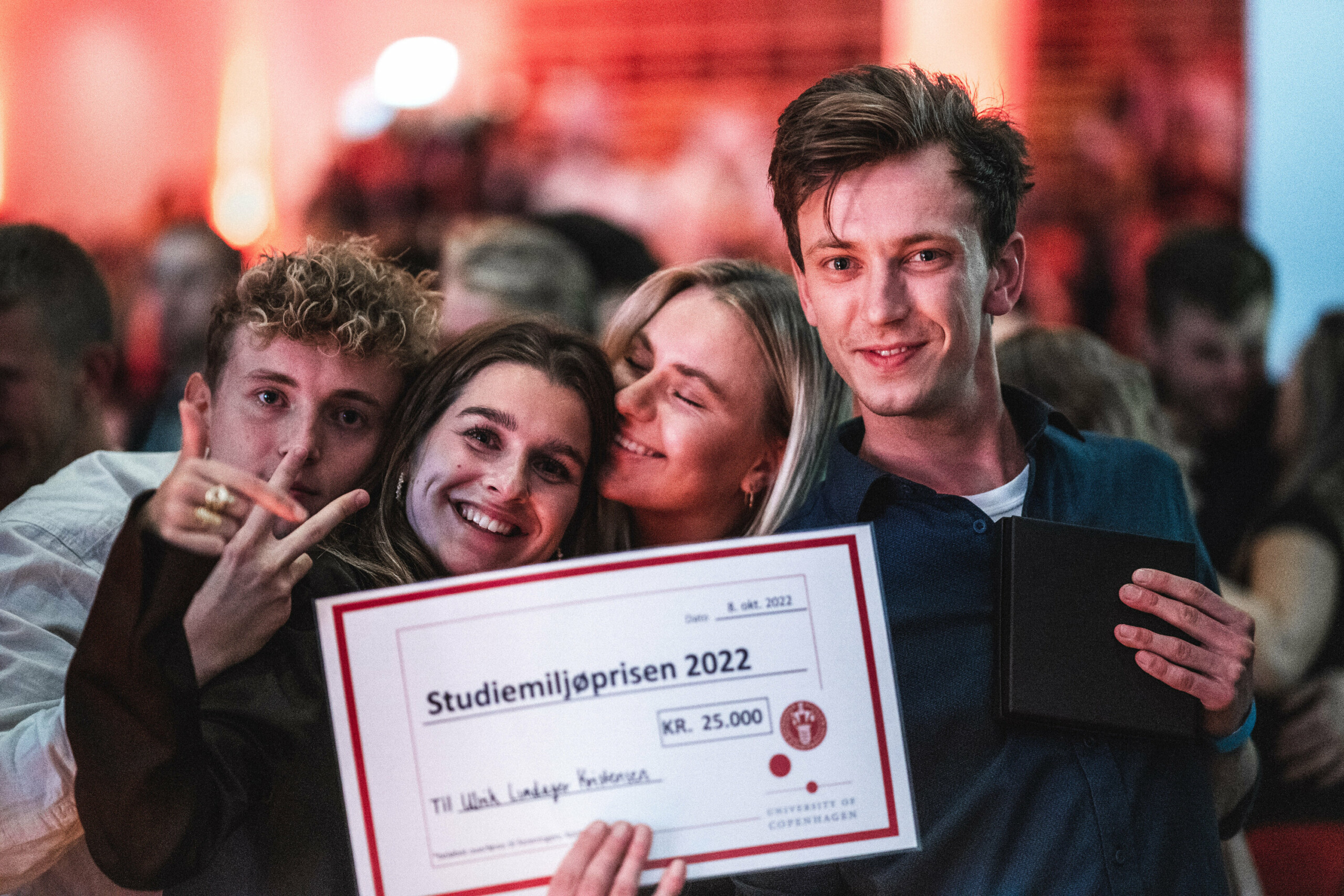 Ulrik Lundager Kristensen fejrer Studiemiljøprisen da showet slutter og festen starter for alvor
