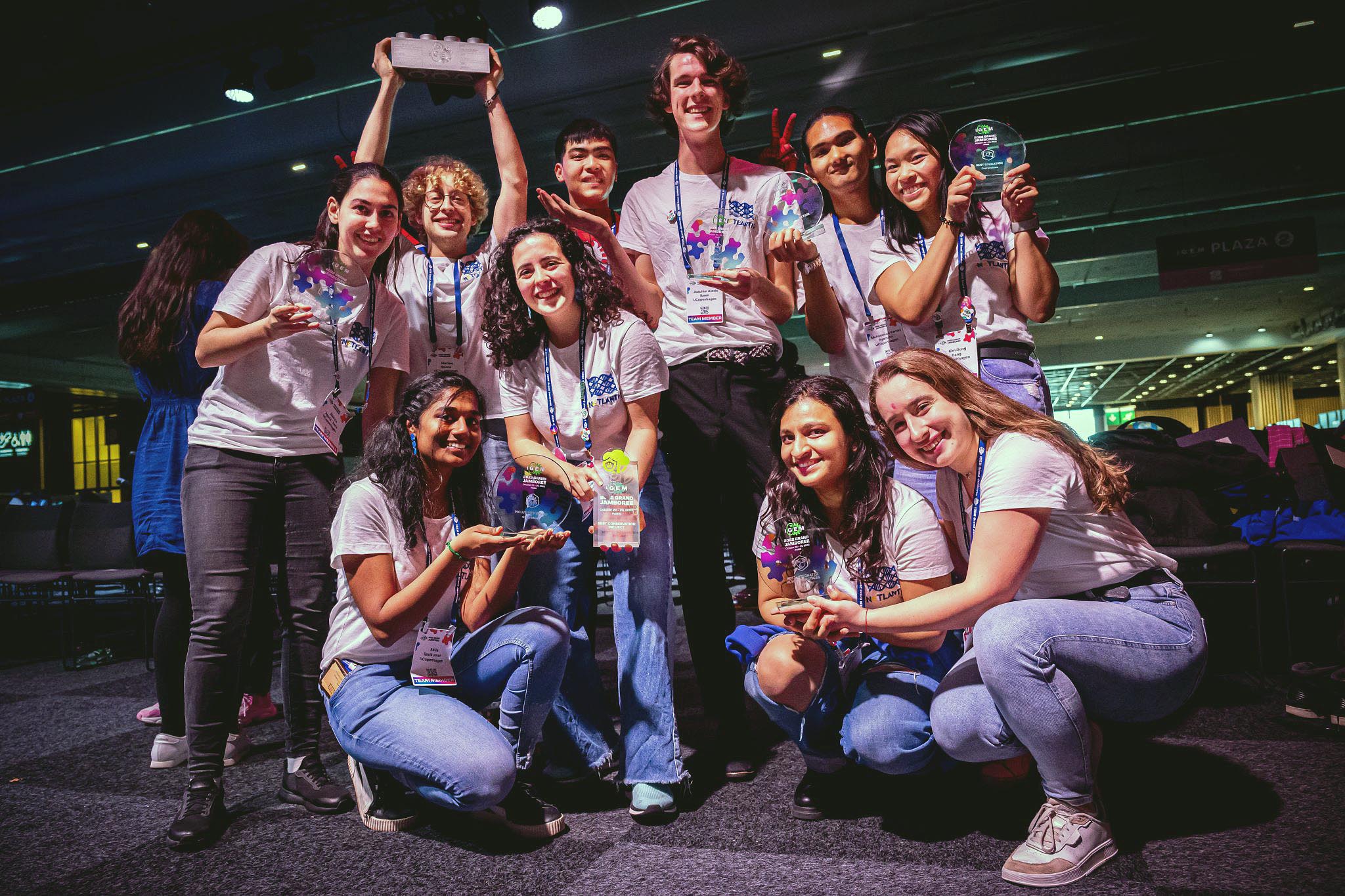 The Lego brick at the top of the picture symbolises that this team has won the main award in synthetic biology from iGem. From the top left it is: Mònica Aguilà Sans, Matteo Soana, Nuttawat Leelahakorn (a supervisor), Joachim Ibsen, Muhammad Farraz Syadzha and Kim Dung Dang. Lower row from left: Akila Ravikumar, María José Romero, Srishti Singh, Zrinka Tabain. Photo: iGem