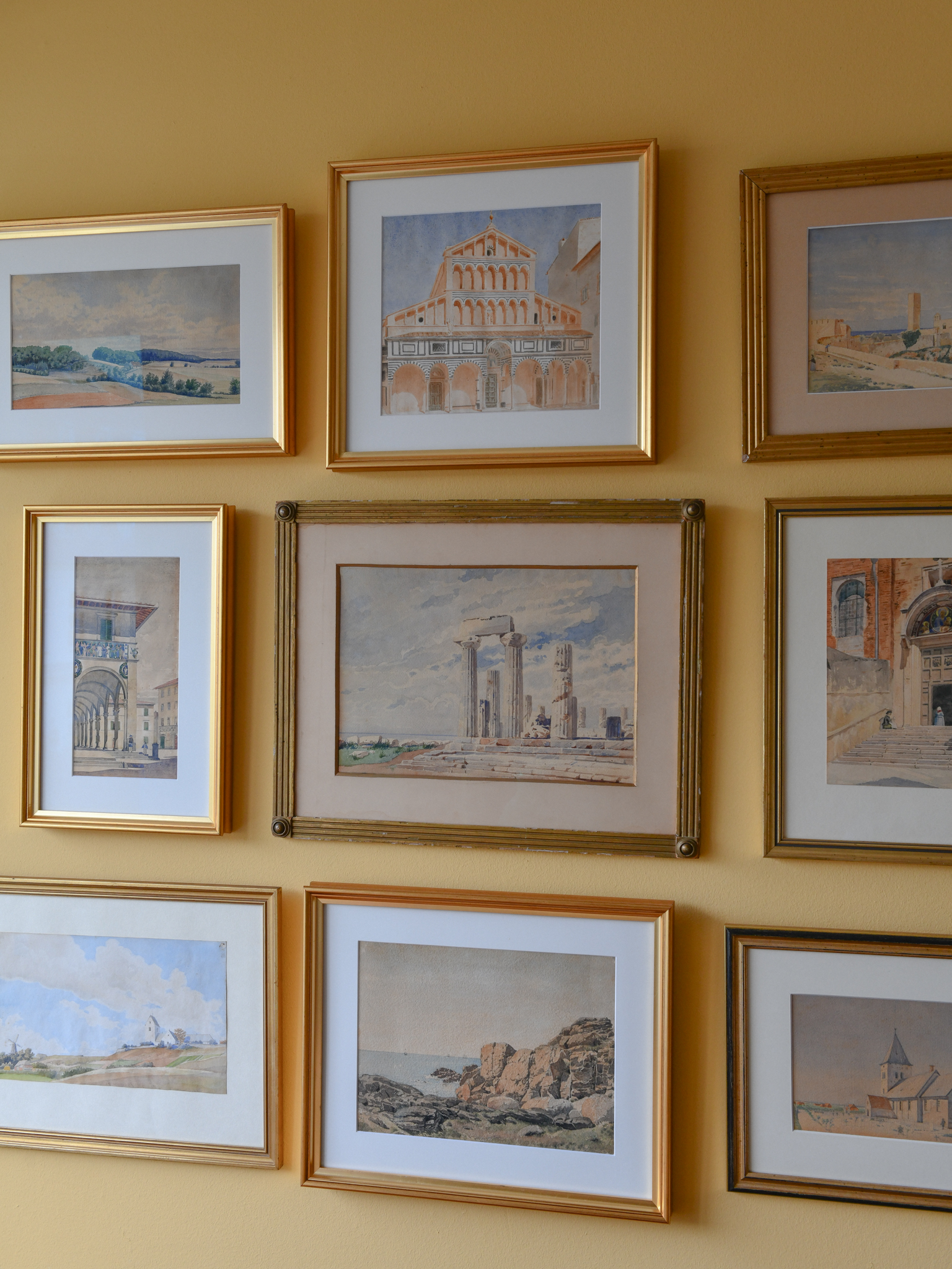 Lene Kochs oldefar var både kirkearkitekt og akvarelmaler. I spisestuen har de gamle italienske malerier fået en plads blandt det mere moderne.