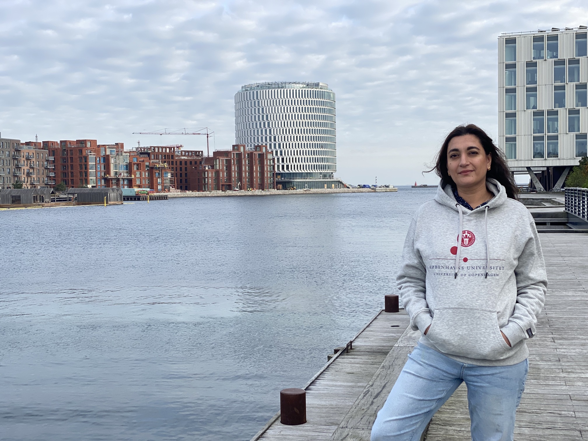 Mona Sheikh ved DIIS' kontorer i Nordhavn. 