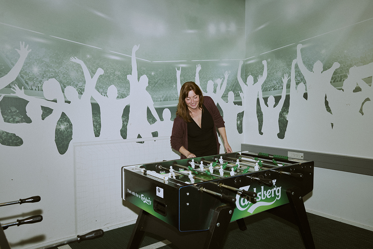 »Jeg vil gerne vise de studerende, at det ikke er det vigtigste i verden, om de tager selskabsret eller udvidet skatteret. Og at det er okay at dumpe et fag,« siger Karen Riskær Jørgensen, der viser et område af Studentercaféen Parakaffen frem.