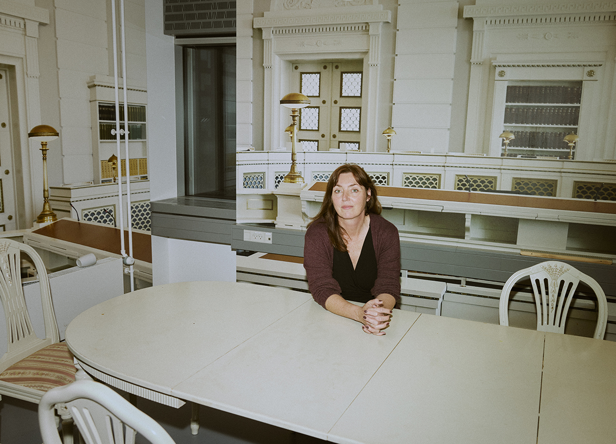 Et af fællesarealerne i studenterområdet på Jura er indrettet som Højesteret. Karen Riskær Jørgensen slår sig ned. »Min oldefar var højesteretsdommer,« siger hun.