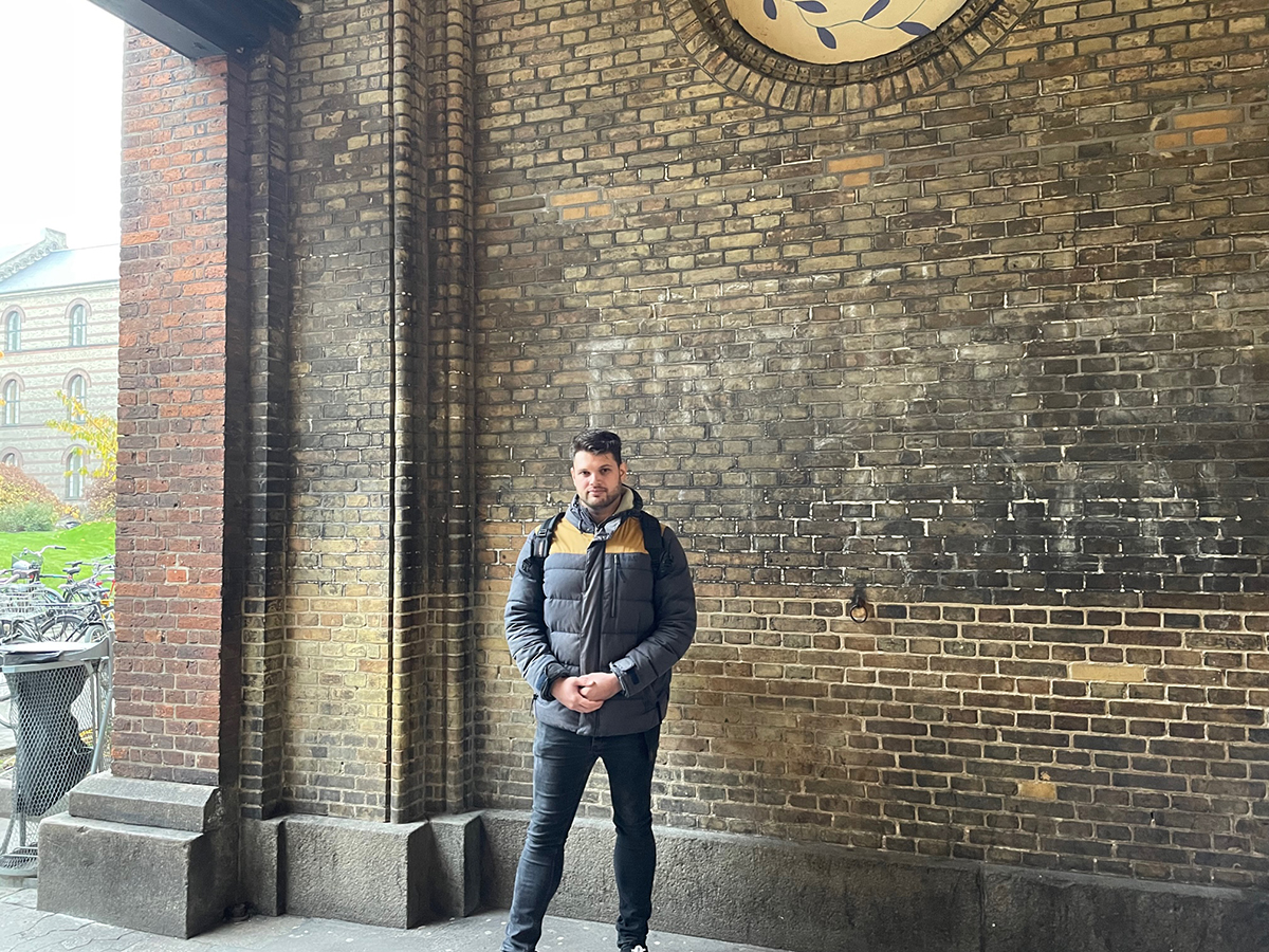 I Christian Ramons definition har du en funktionsnedsættelse, hvis du har svært ved at følge med eller levere det samme som andre i en given situation. »Fx vil jeg være meget langsommere end dig og have sværere ved at afkode teksten, hvis vi læser en bog. Hvis vi derimod løb en tur, er vi ligestillet.«