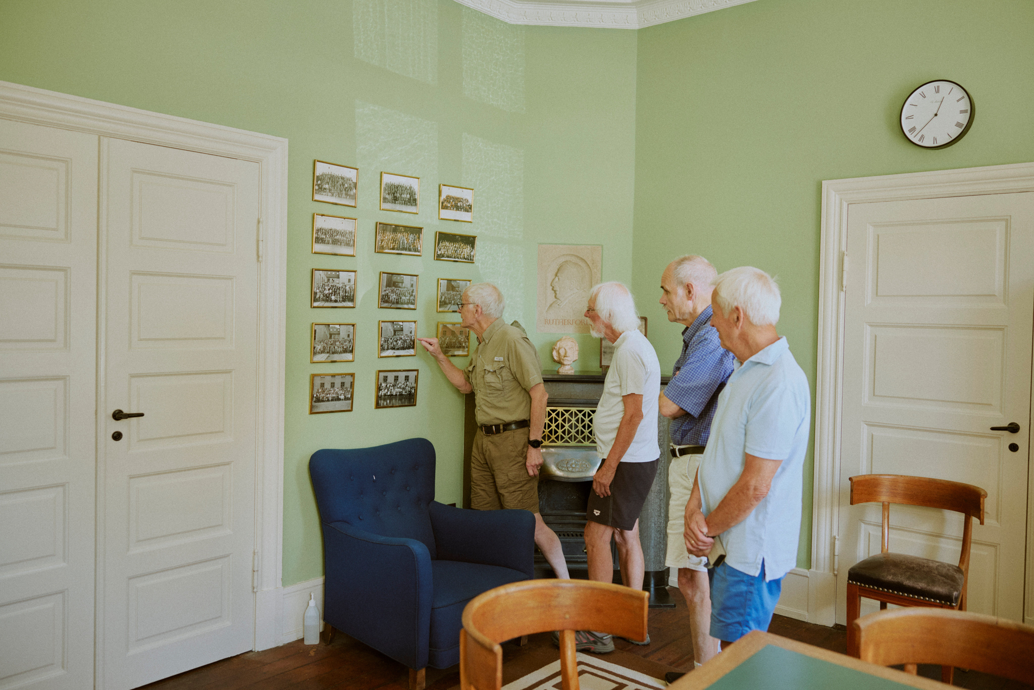 Hans Bøggild points to himself on the Niels Bohr Institute photos from the early 1960s.