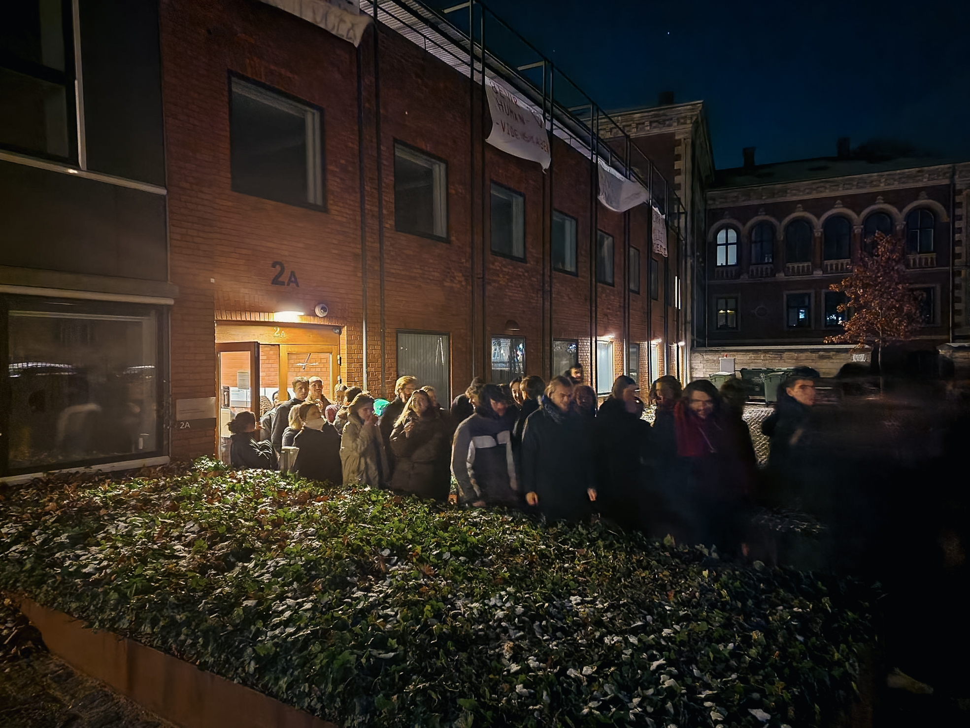 De sidste psykologistuderende forlod deres institut klokken tre i nat. Tilbage stod røde tulipaner på bordene som en reference til blokaden af Psykologisk Laboratorium i 1968, der startede Studenteroprøret. Dengang efterlod de blokerende psykologistuderende de samme blomster.
