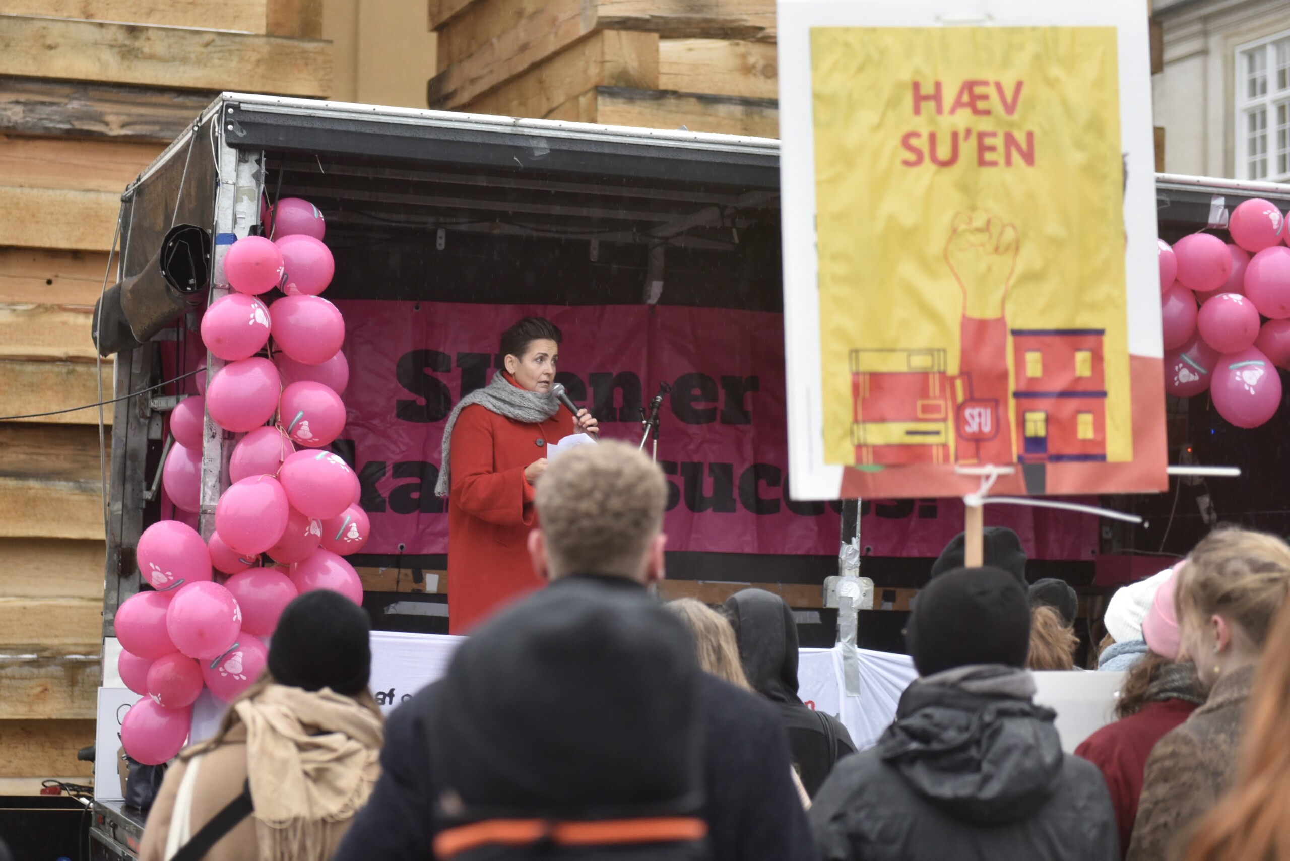 Også Alternativets Franciska Rosenkilde og SF’s Pia Olsen Dyhr er mødt op. »Havde det ikke været for det danske SU-system, havde jeg aldrig færdiggjort en uddannelse,« siger Pia Olsen Dyhr.
