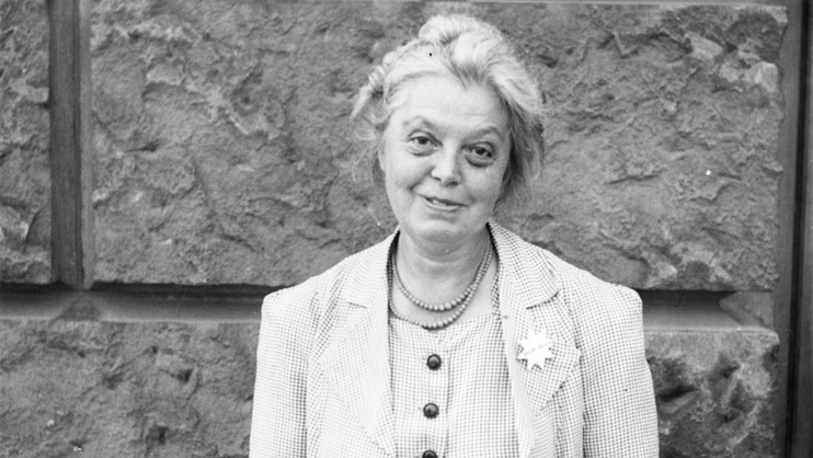 Da Julie Vinter Hansen blev ansat som observator i 1922, var hun den første kvindelige embedsmand på KU og den eneste kvindelige observator i Europa.