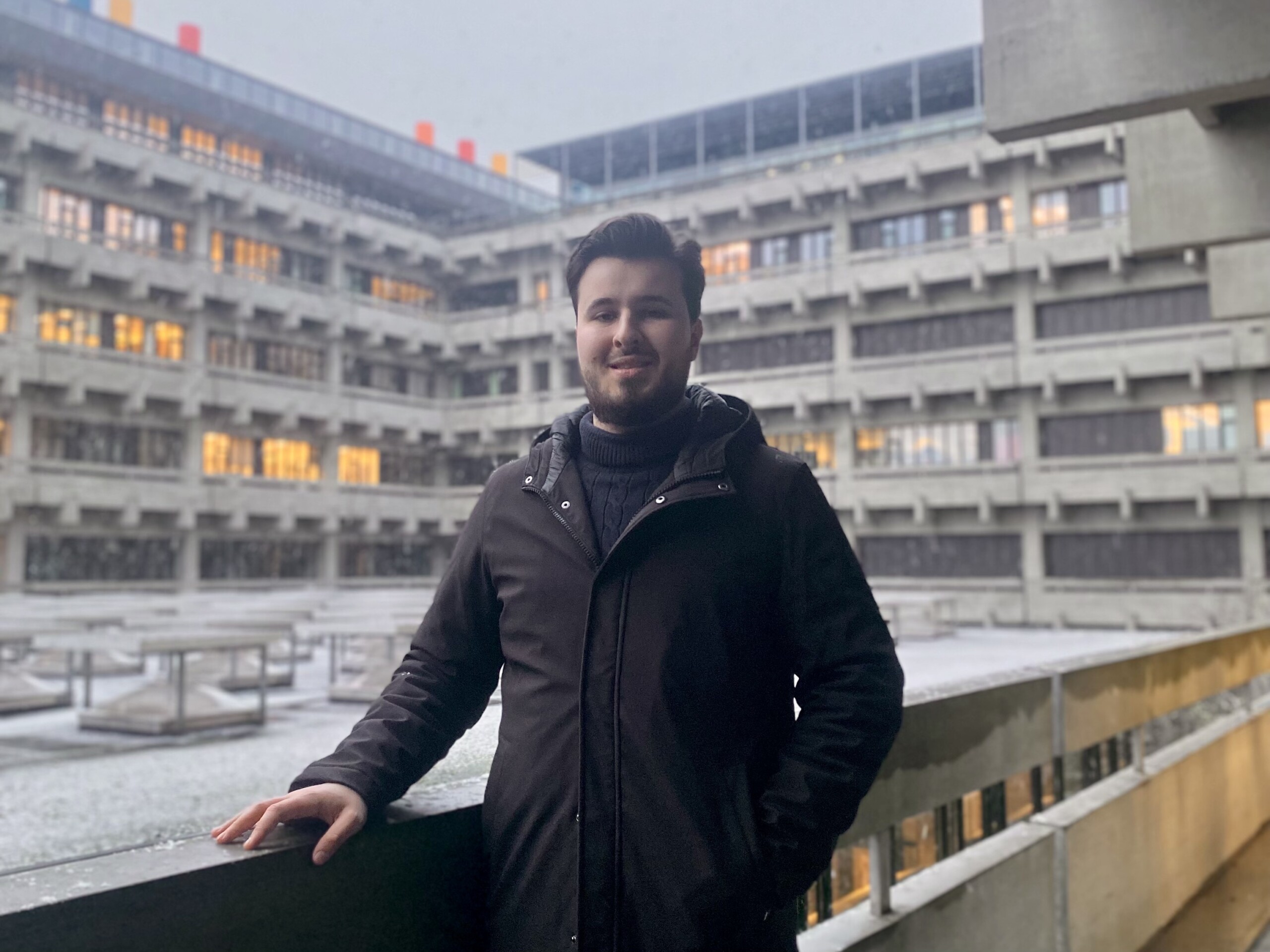 Anil Mehmet Huseyin er formand for den nye liste Frie Odonter. Listen kan ses som en protest, forklarer han. Men han vil arbejde hårdt, mens han sidder i studienævnet.