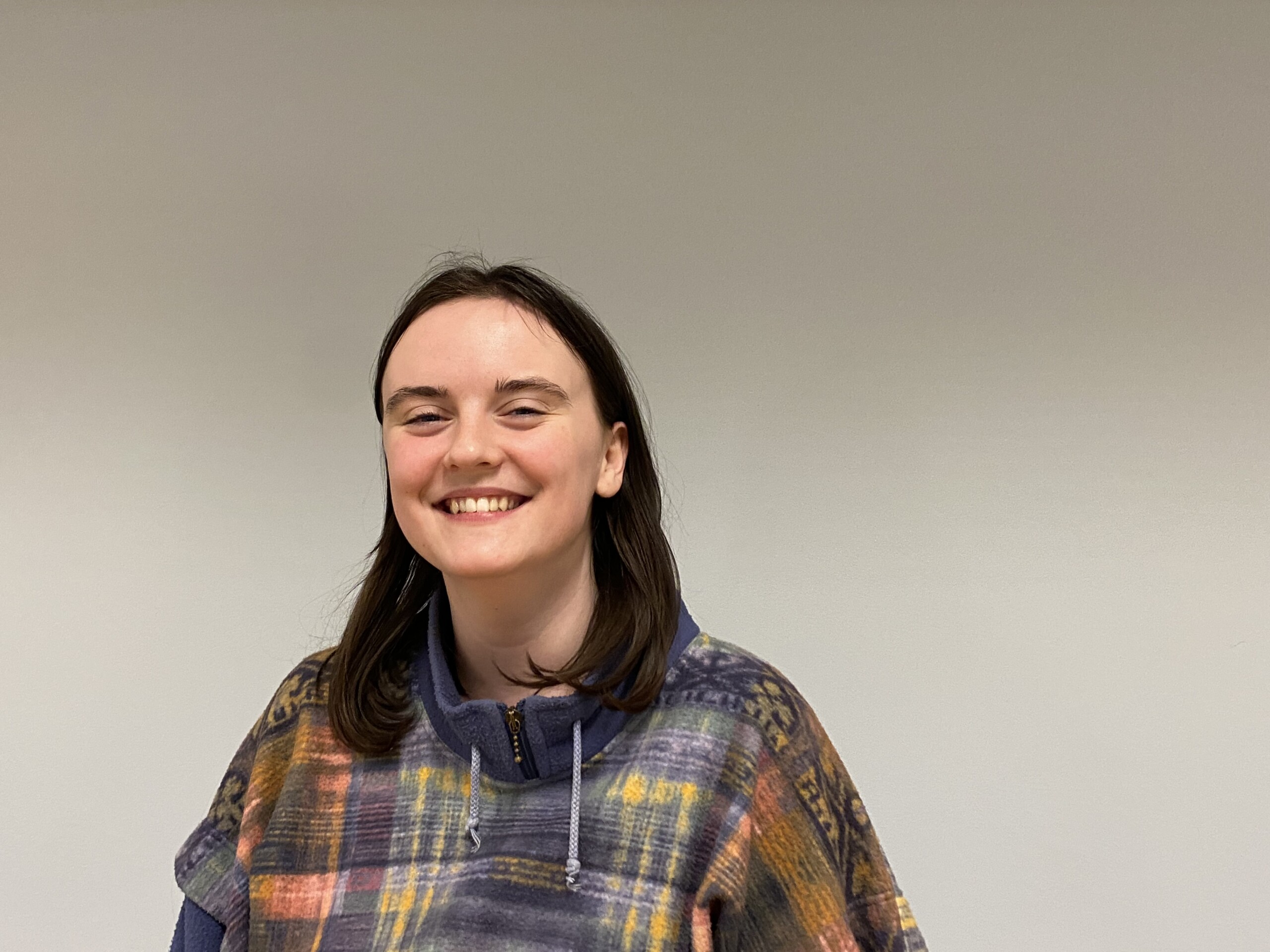 »Jeg må aldrig læse dagen før eksamen. Der skal jeg lave noget helt andet. Det kan godt være svært at overholde, men jeg kan mærke, at det virker. Det betyder, at jeg kan sove. Og at jeg kan beholde kærligheden til mit studie.« Louise Irvall læser jura på 5. semester.