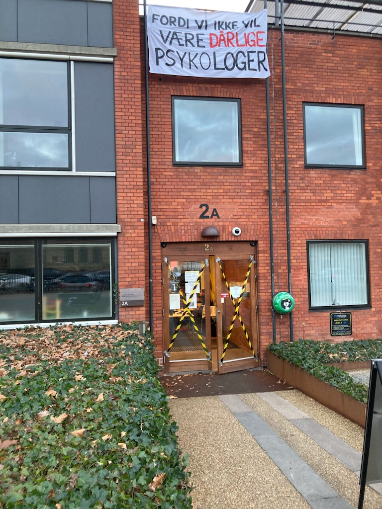 Blokaden startede tirsdag. »Bevar humanvidenskaben,« og »Her må aldrig blive mennesketomt,« står der på bannerne der hænger CSS' røde mursten.