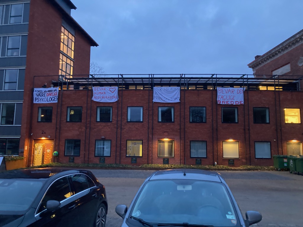 Institut for Psykologi i Øster Farimagsgade her til morgen, hvor flere bannere var hængt op fra facaden.