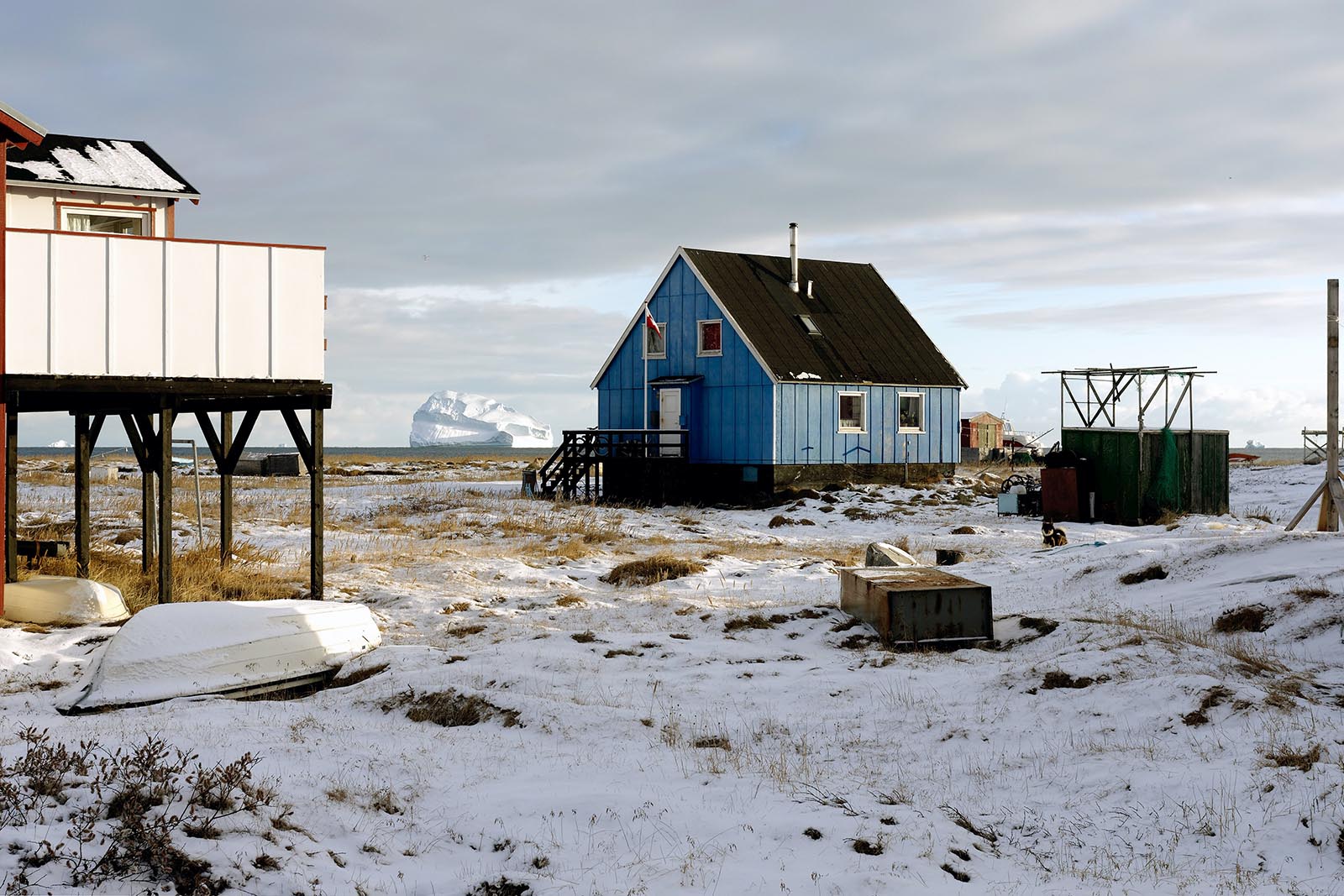 Udkanten af Qeqertarsuaq, en by cirka en km øst for Arktisk Station, tæt på stranden. Isbjerget i baggrunden er synligt fra stationens karnapstue.