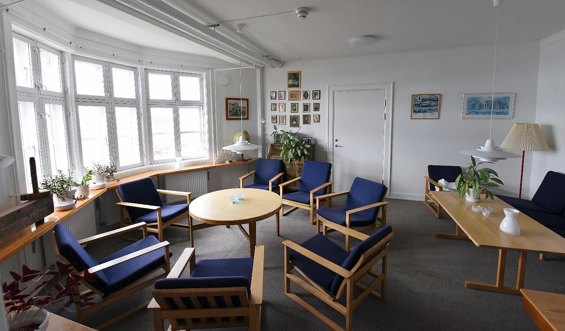 Den nye opholdsstue er populær blandt gæsterne og kaldes også 'Karnapstuen' og har fri udsigt til Diskobugten og dens strand og hav med solopgange, pukkelhvaler og isbjerge.