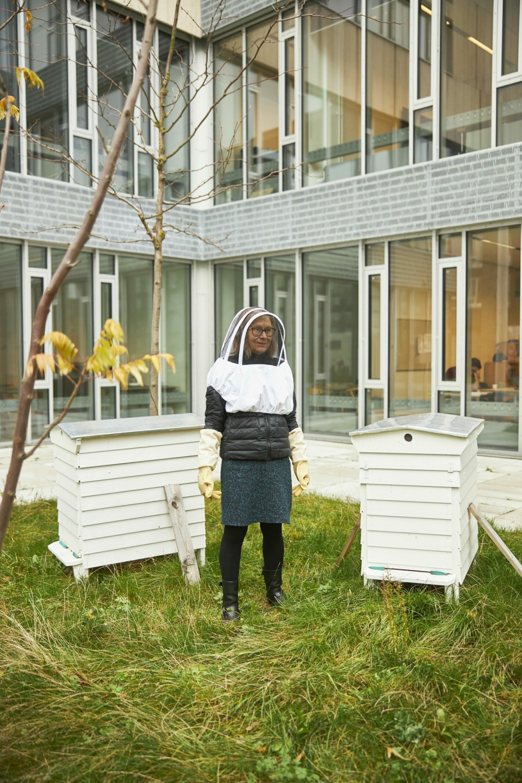 Lektor på Teologisk Institut, Gitte Buch-Hansen ved bistaderne på Søndre Campus.