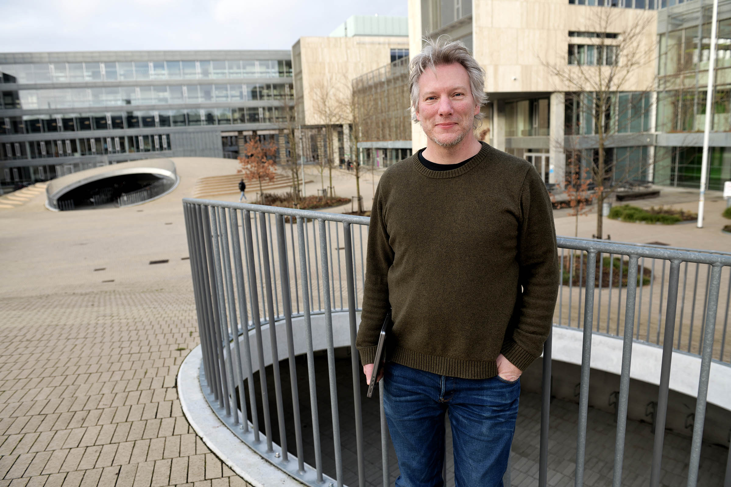 Michael Holm, Change- og Problem Manager på Søndre Campus, med sin Mac ved hånden. 