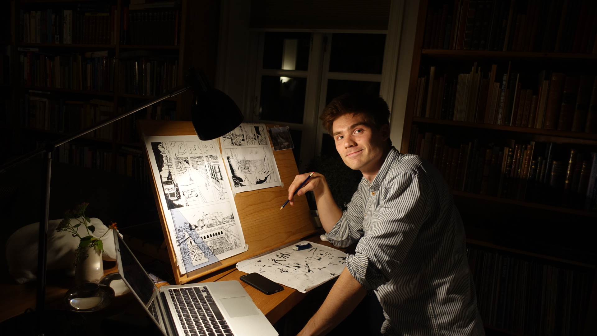 Marius Hauge Hvithamar foran tegnebrættet. Han har stået for at tegne tegneserien og for farvelægning, mens det narrative spor er opstået i et samarbejde mellem alle tre forfattere.