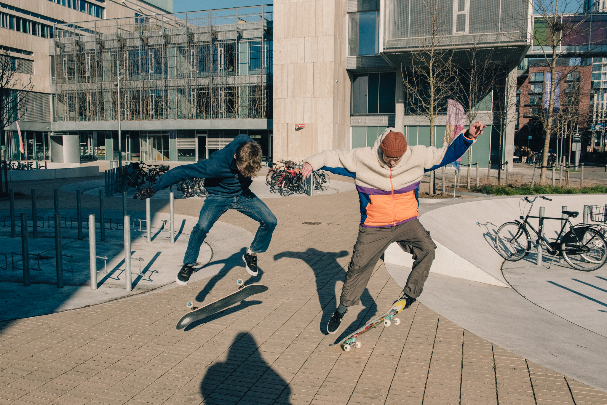 Stinus og Christian laver kickflip ved cyklerne på KUA. 