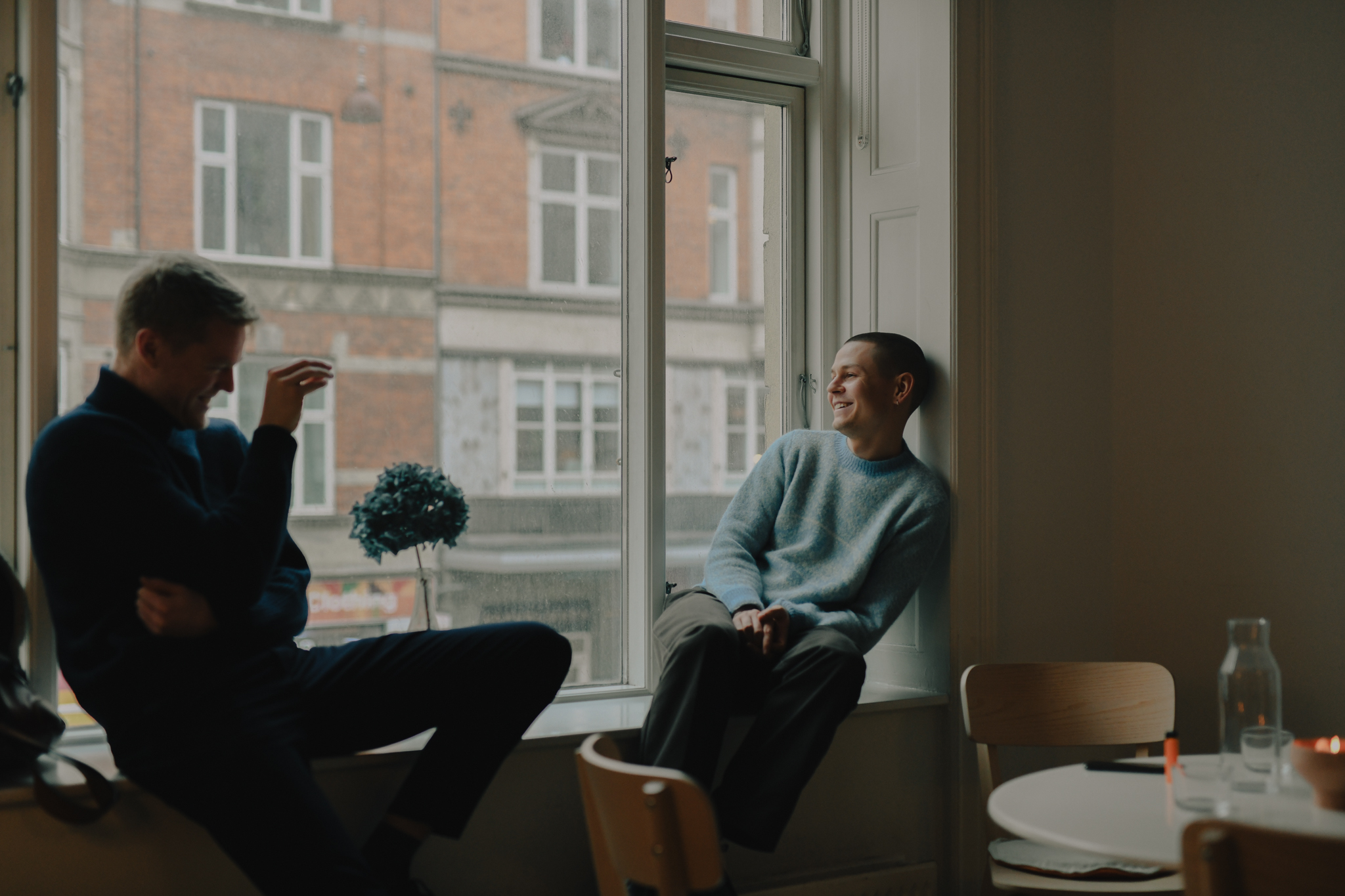 27-årige Jonas Schøsler er uddannet psykolog fra Københavns Universitet, mens 28-årige Oliver Herlitschek har en designuddannelse.