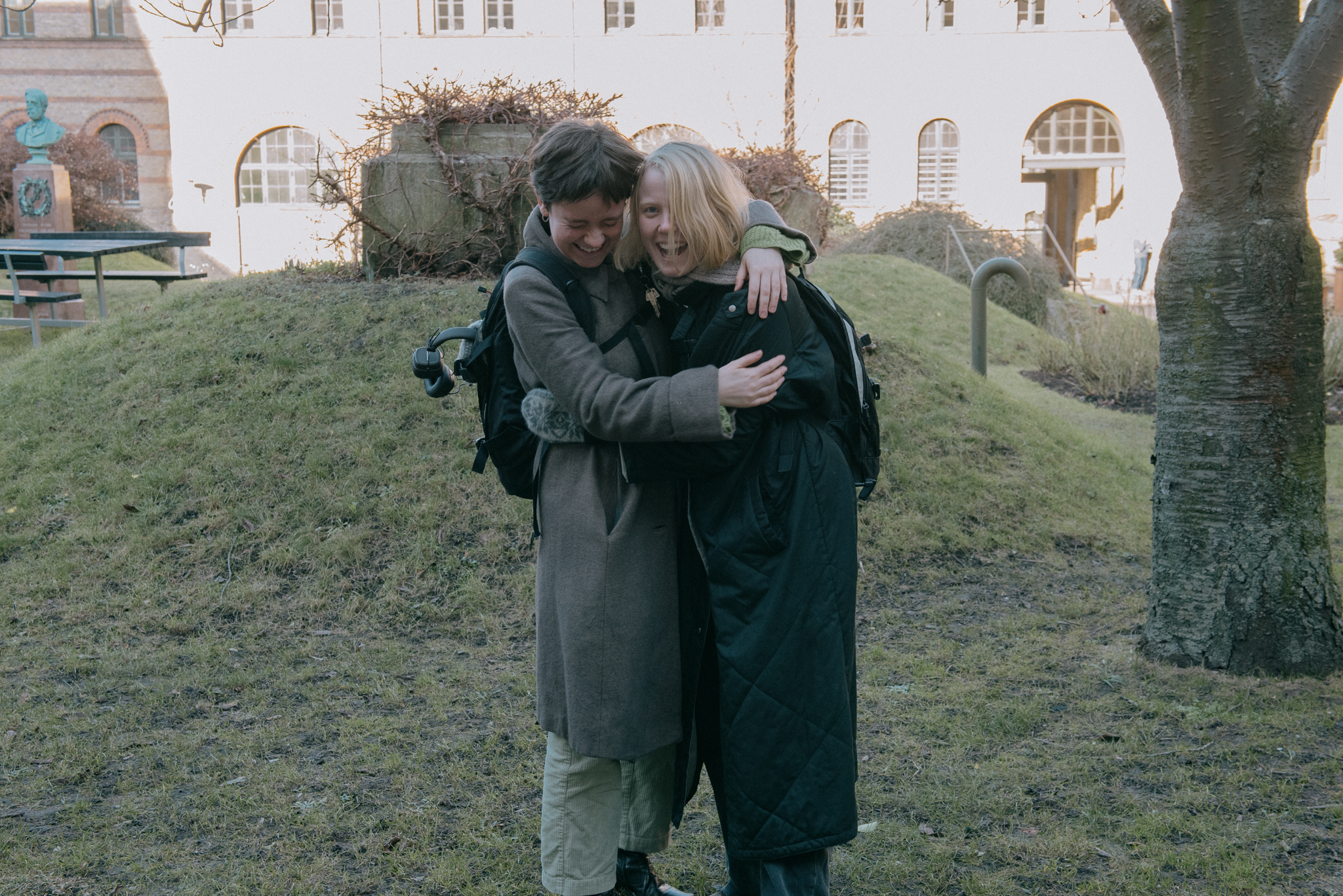 Julie Nygaard og Anna Dahl Lund foran CSS, hvor de læser sociologi på andet semester.

