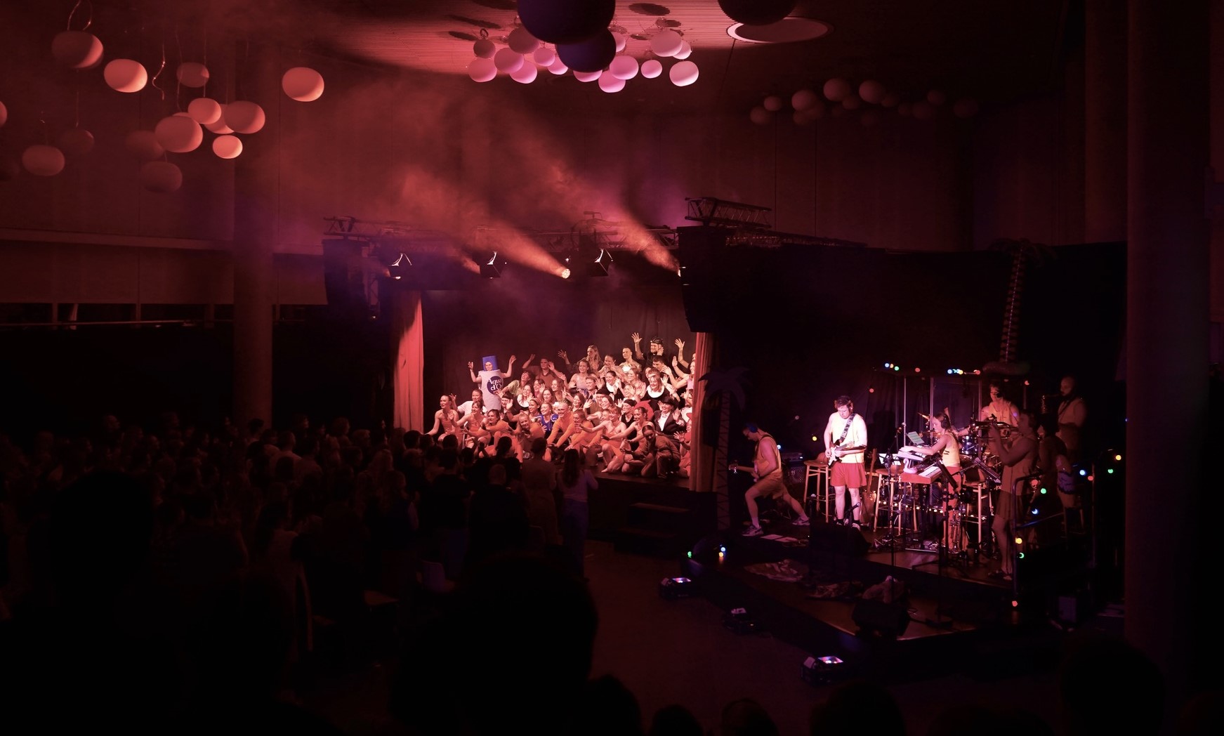 Medicinerrevyen spiller afslutningsnummeret »På vej« for cirka 350 tilskuere i Mærsk Tårnet.