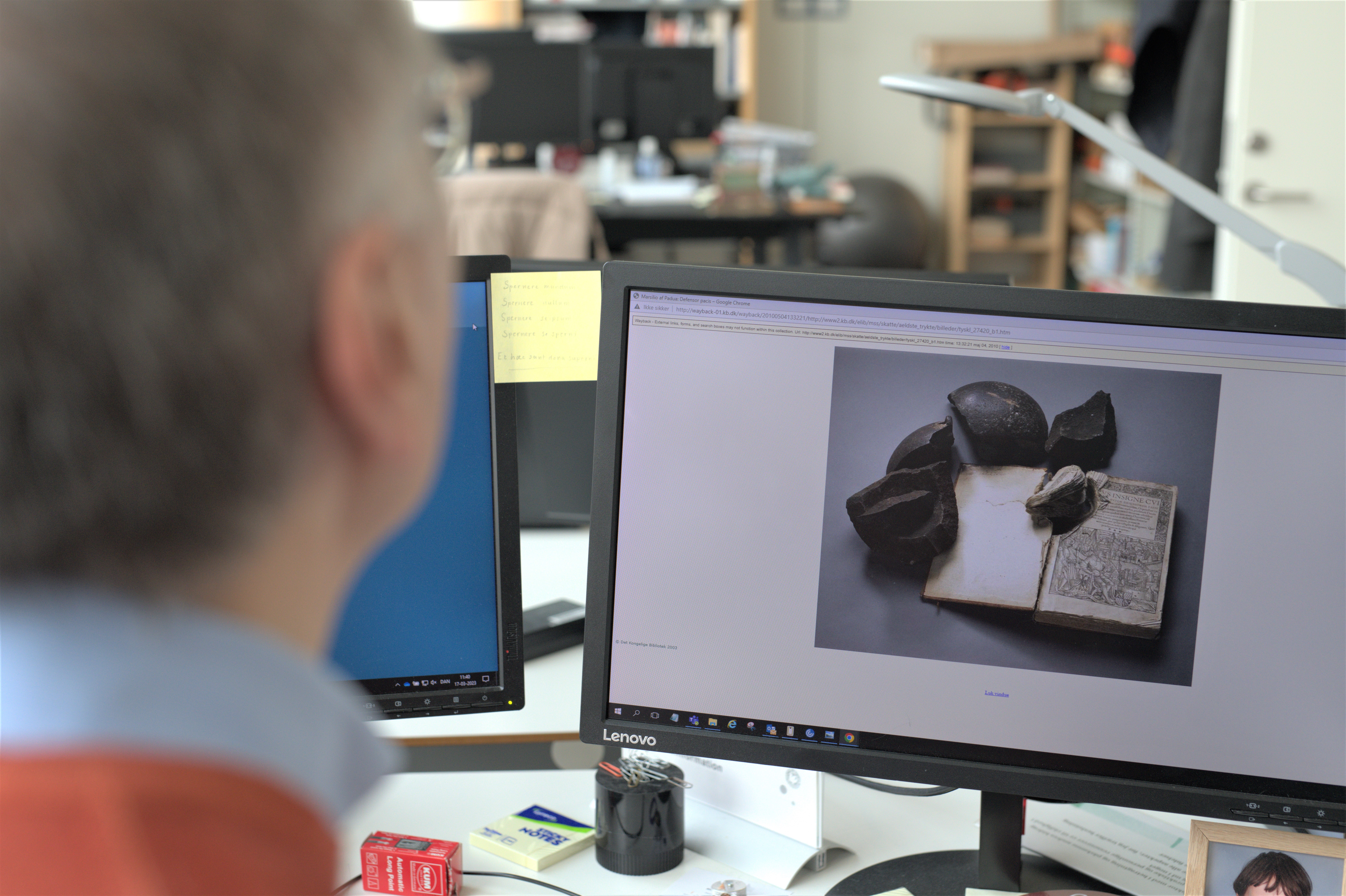 'Fredens forsvarer' er en særlig bog, der tilhørte KU før overdragelsen til Det Kgl. Bibliotek. Den går også under navnet 'bombebogen'.