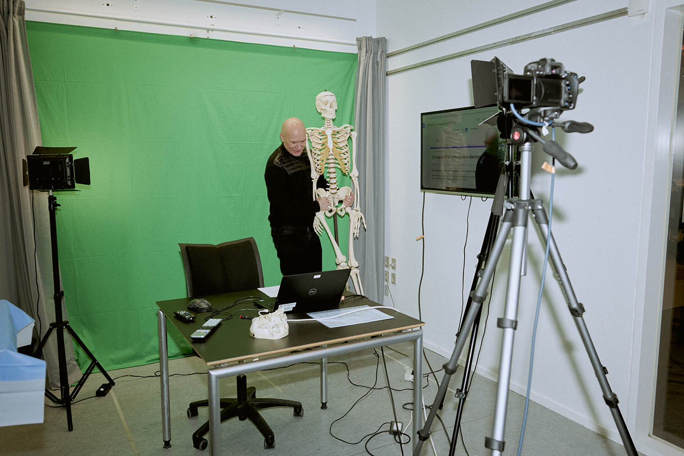 Professor Jørgen Olsen har smækket sit studie op i et hjørne af studiesalen. Herfra sender han live til de studerende, der sidder ved skærmene i den anden ende.