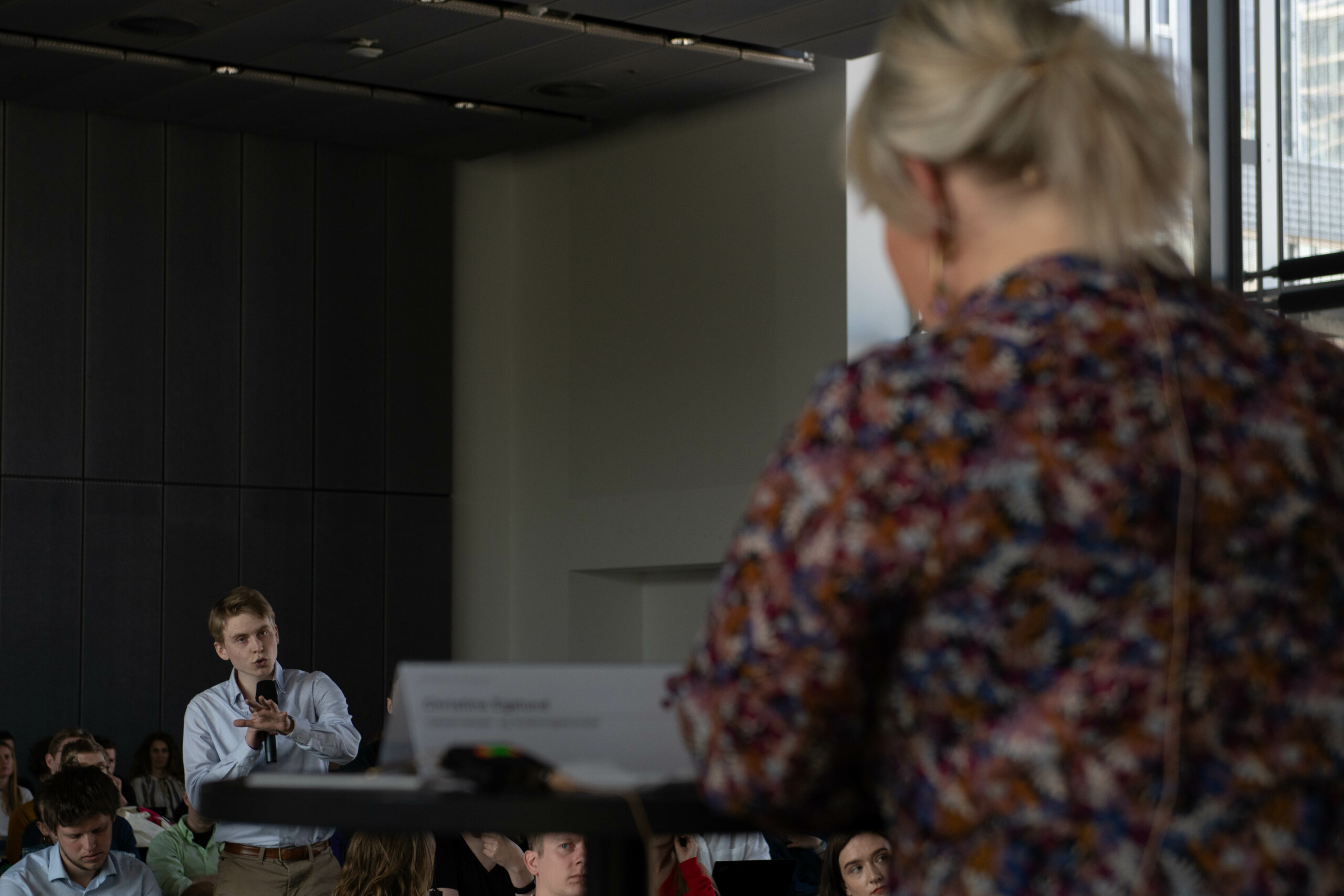 Der var mange spørgsmål fra de studerende, de fleste kritiske. 