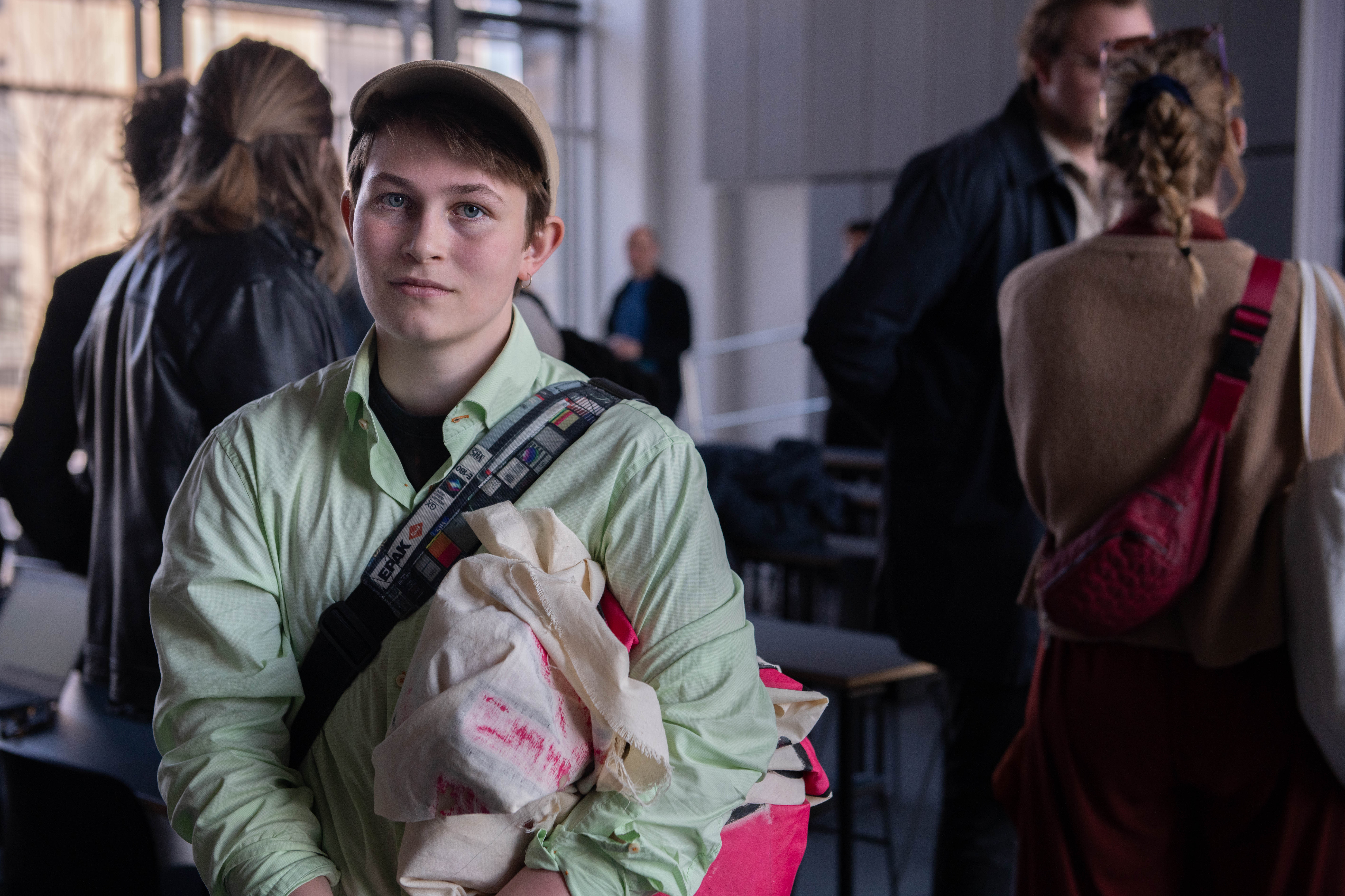 Luka Kjer Selchau har stadig banneret under armen. Protesterne mod kandidatreformen er noget af det største, Studenterrådet har arrangeret siden blokaden på humaniora, fortæller de. 