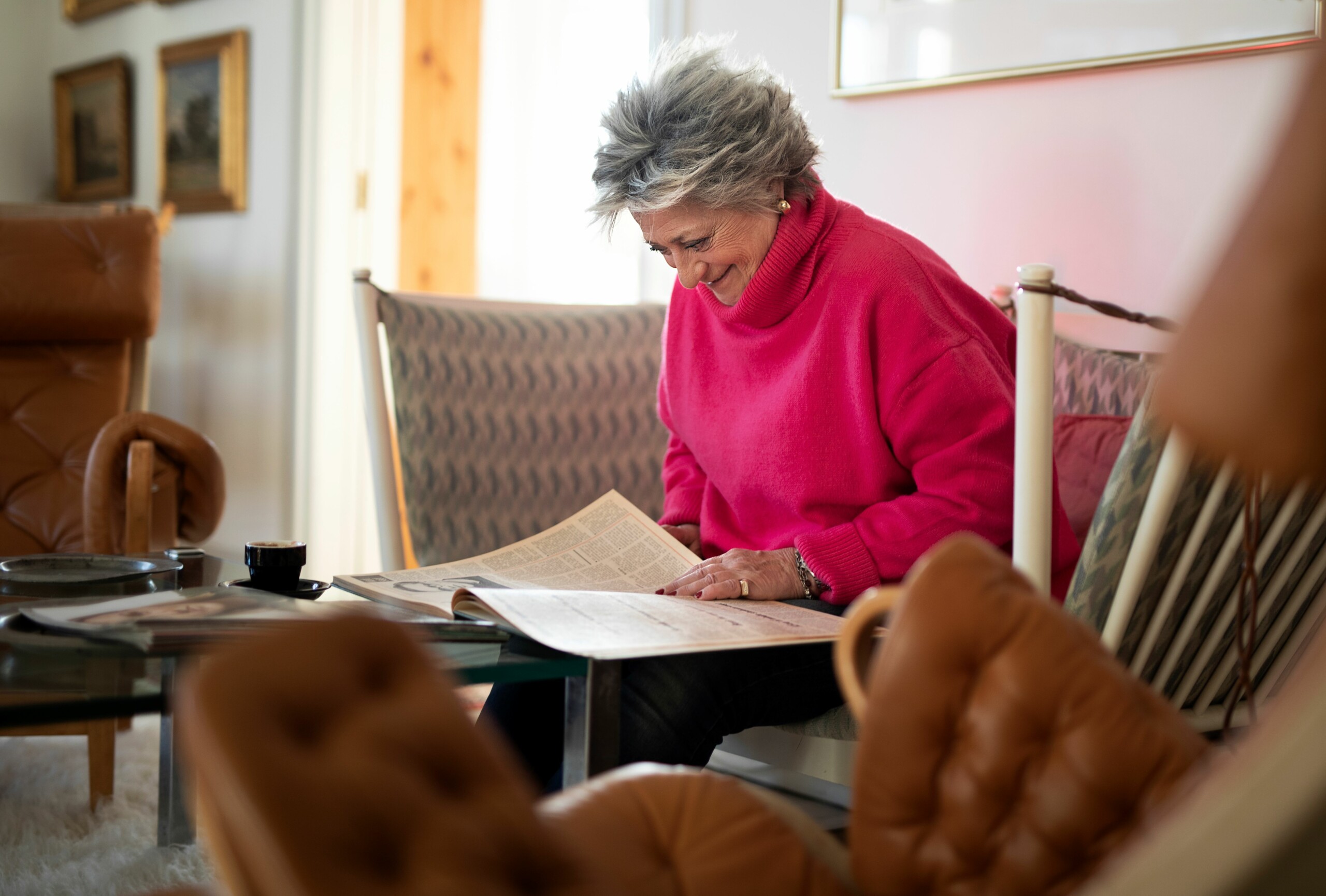 Helle Bygum bladrer i førsteudgaven af Uniavisen fra 1973: »Er det mit første barn? Ej, den er jo så ren og pæn.«