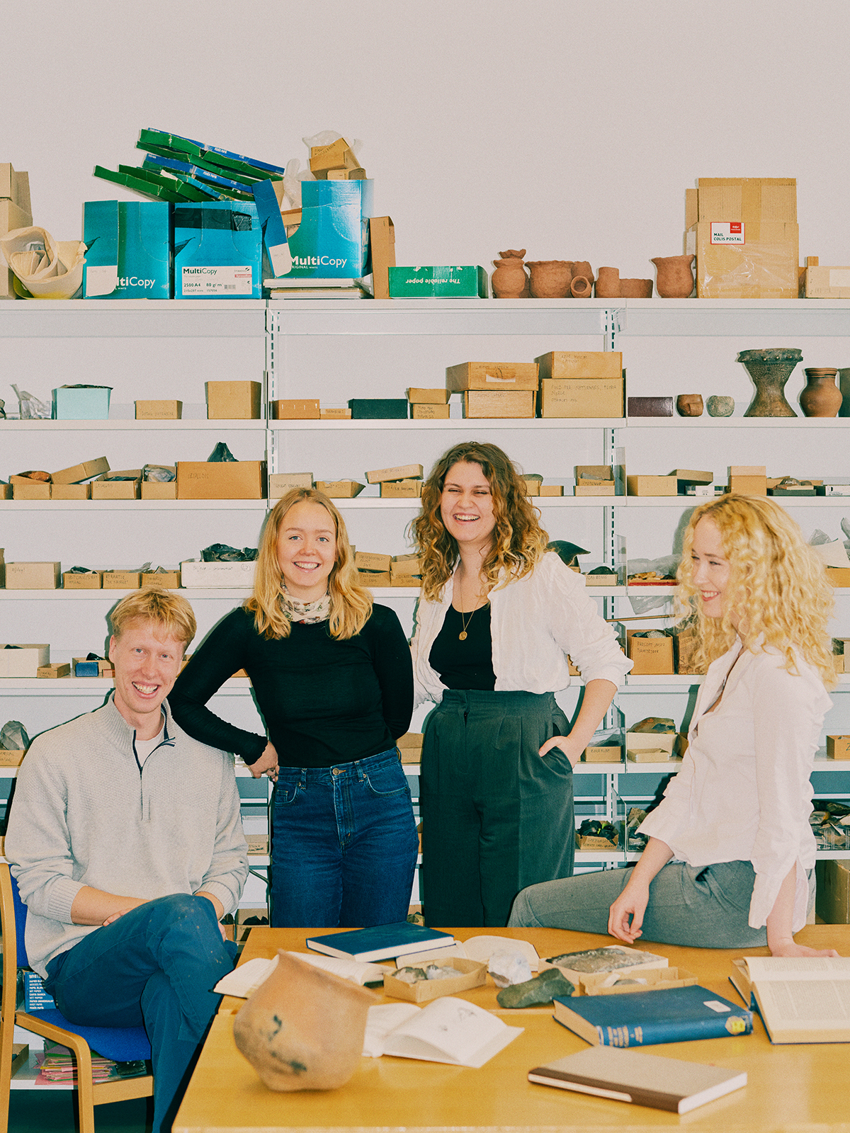 KUMAG holdt intromøde i det såkaldte flintlaboratorie. Blandt kasser og æsker med flintesten og keramik mødte mere end 20 studerende op for at høre om det nye marinarkæologiske fællesskab.