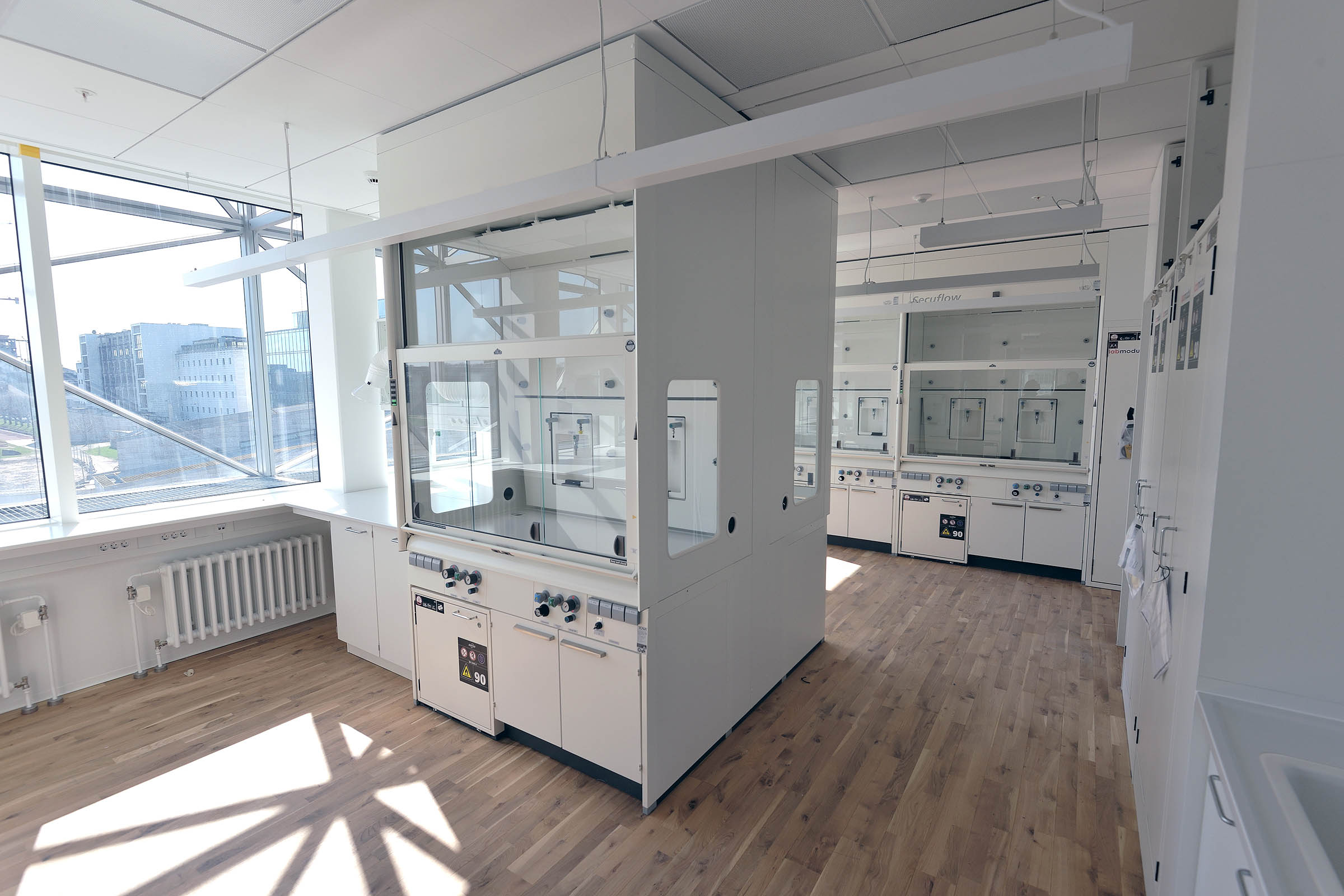 Bygningens mange stinkskabe er tilkoblet avancerede udsugningssystemer.